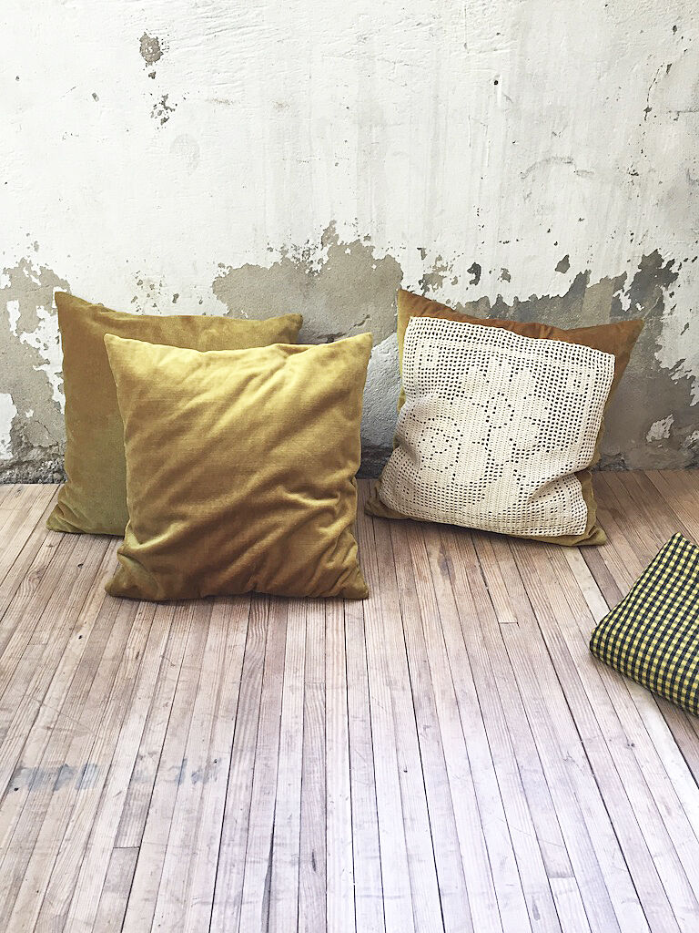 Lot of 3 yellow velvet cushions