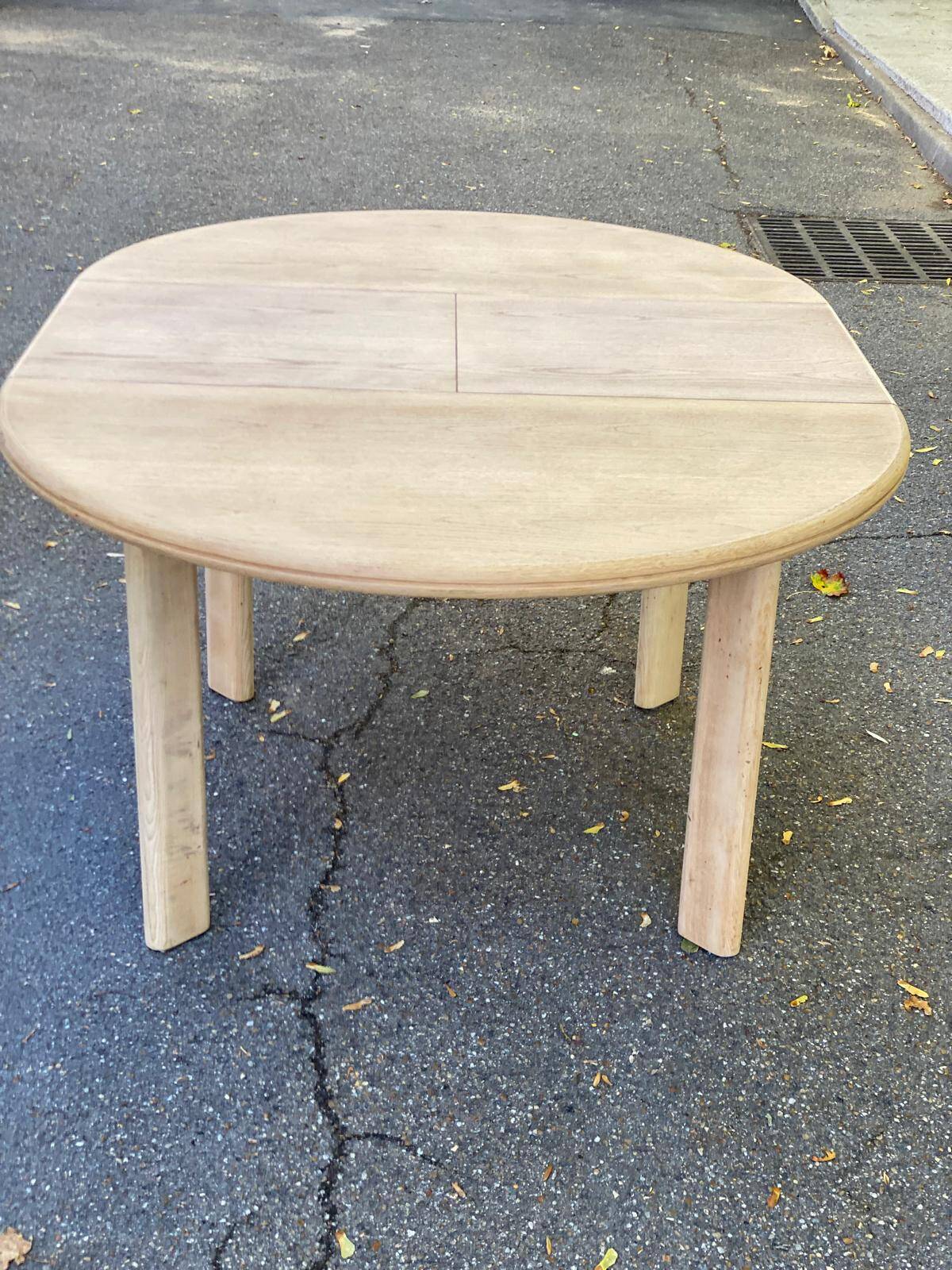 Scandinavian round extendable dining table stripped in oak 1980