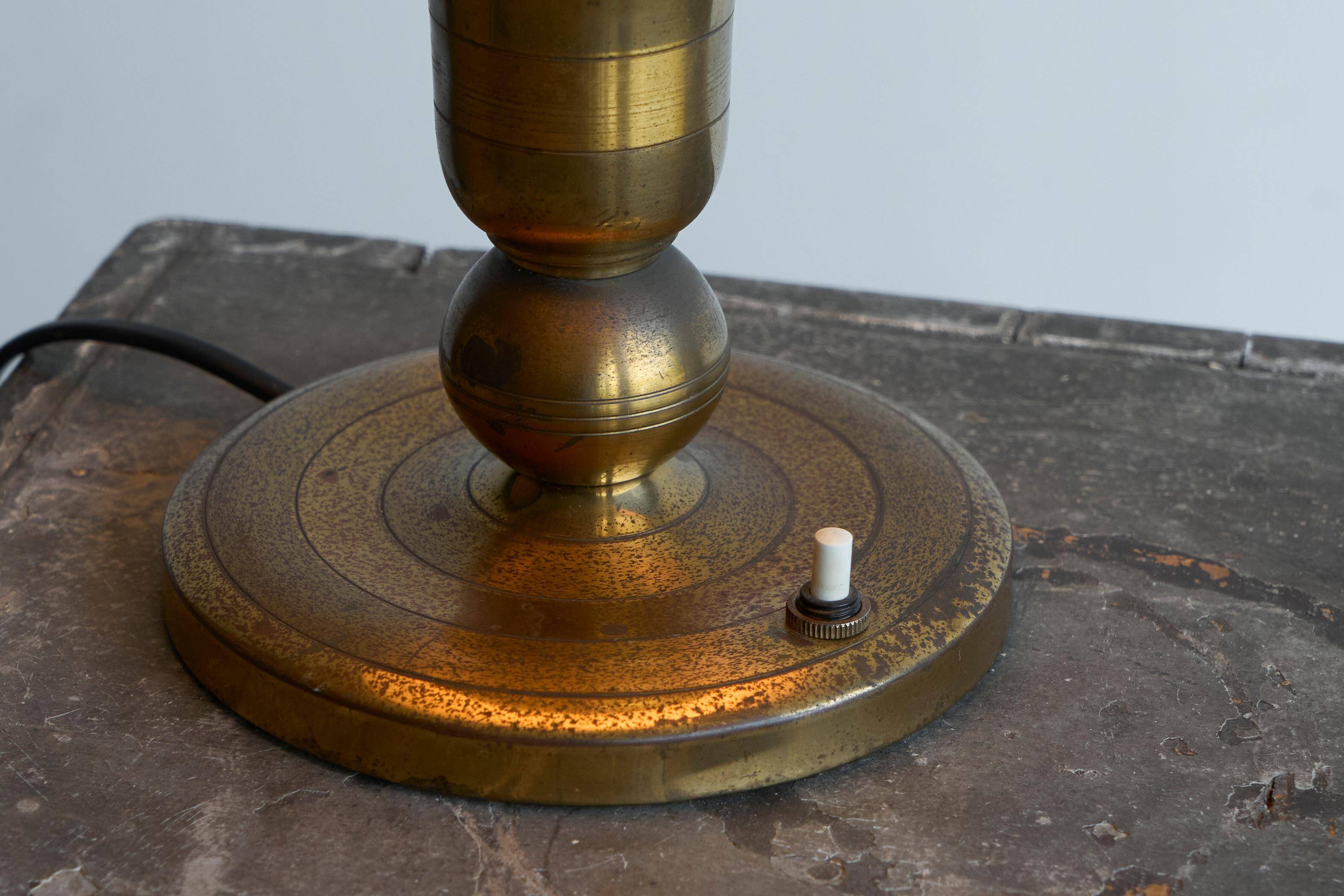 Art Deco table lamp in patinated brass from the 1940s.