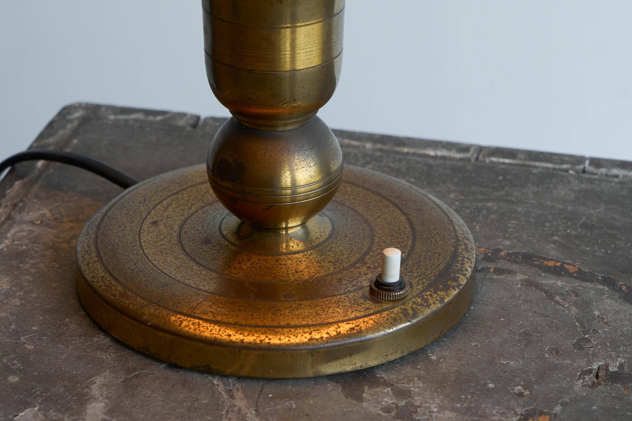 Art Deco table lamp in patinated brass from the 1940s.