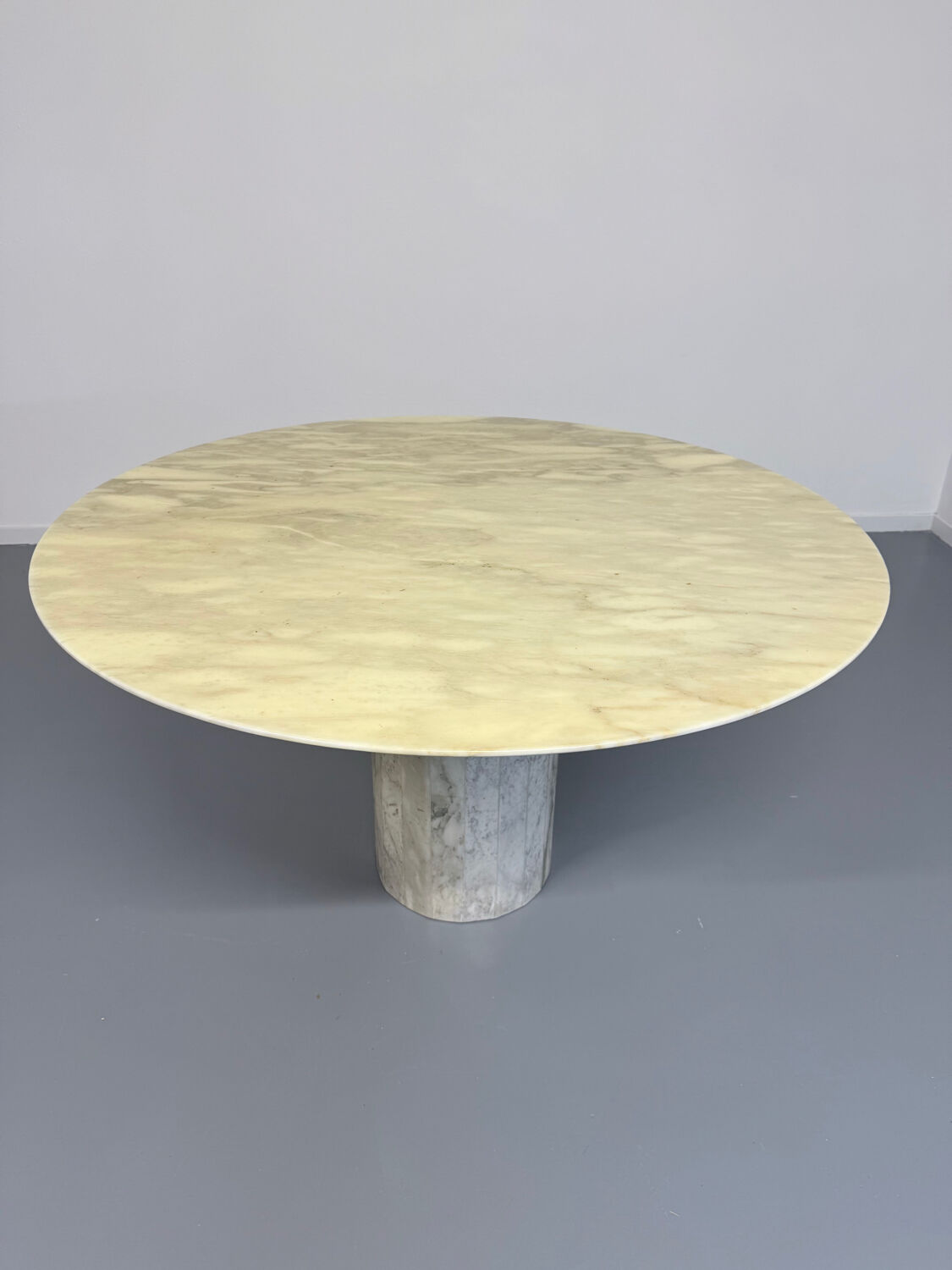 Veined marble round table with central base, Italian design from the 1970s.