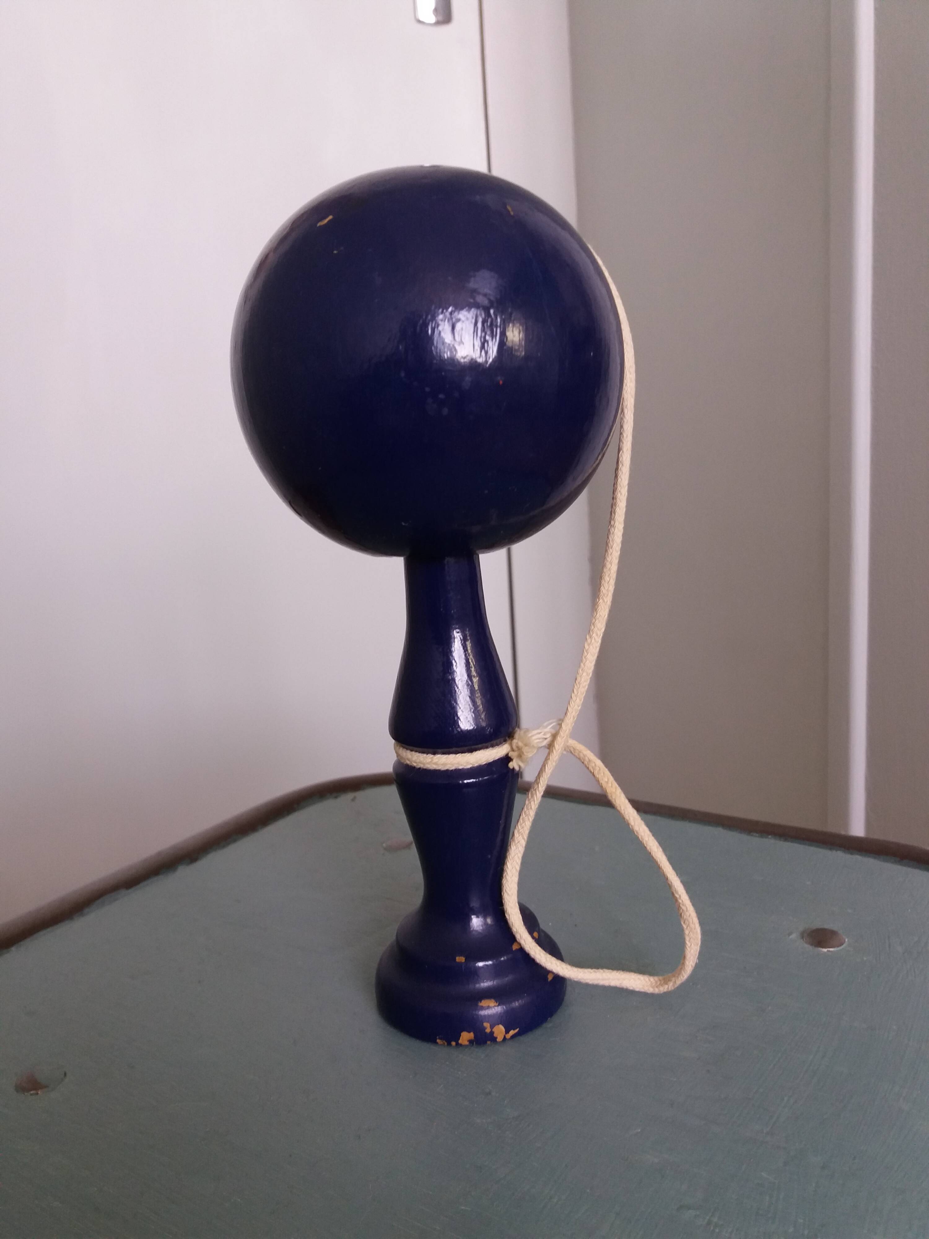 Bilboquet ancien bois laqué bleu