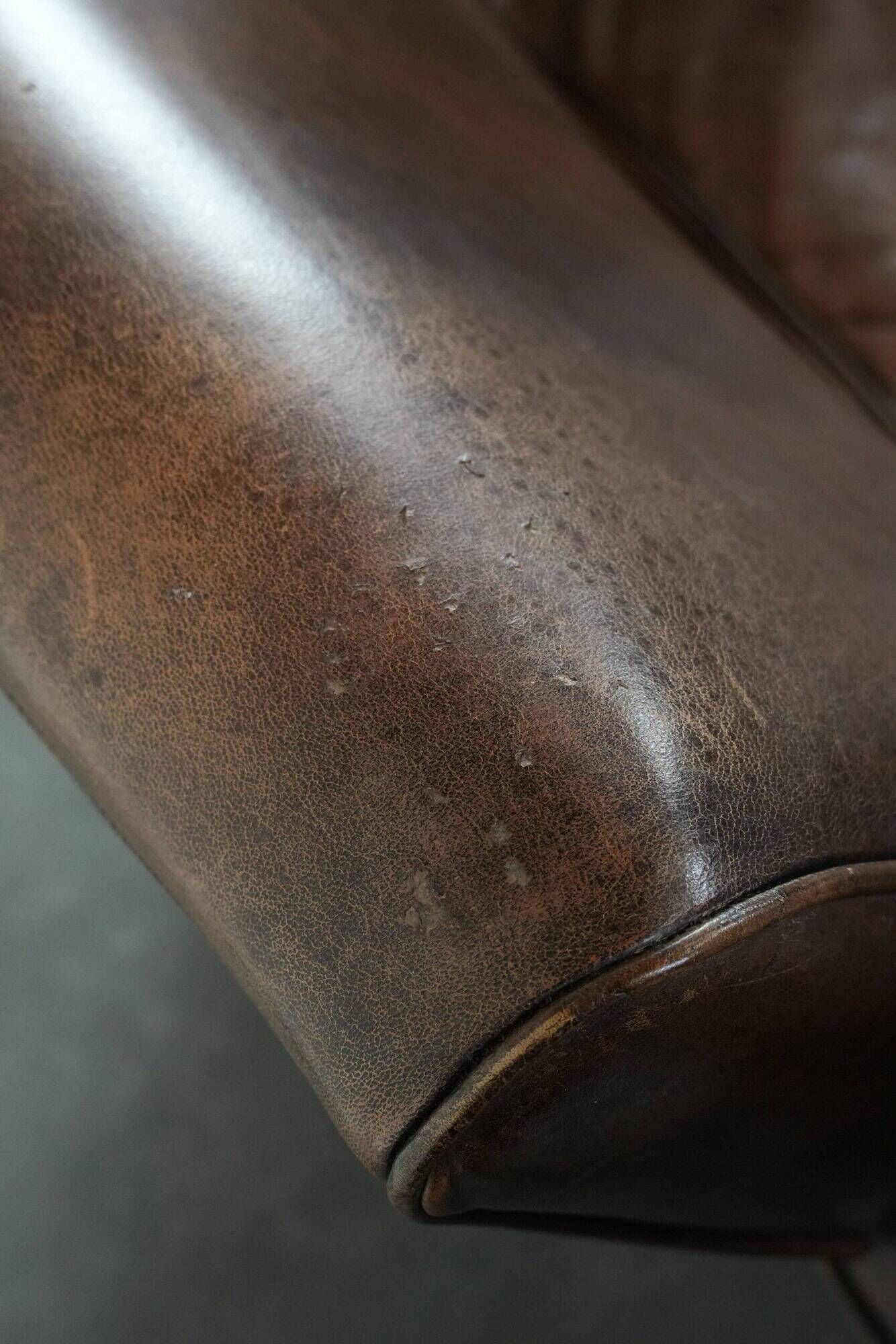 Elegant set of two sheepskin leather armchairs with beautiful round shapes