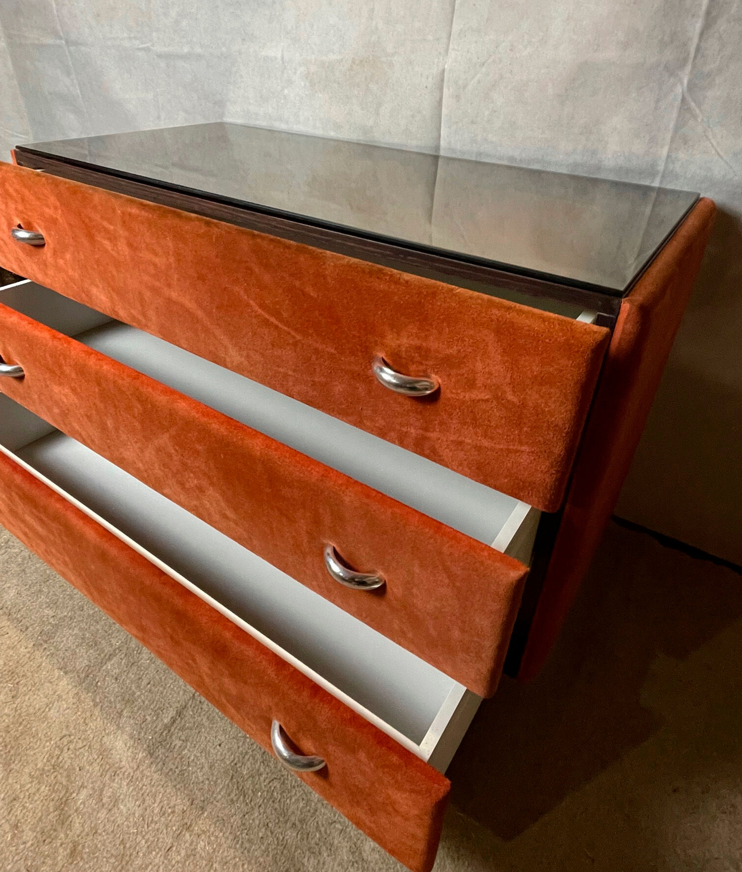 Commode en alcantara