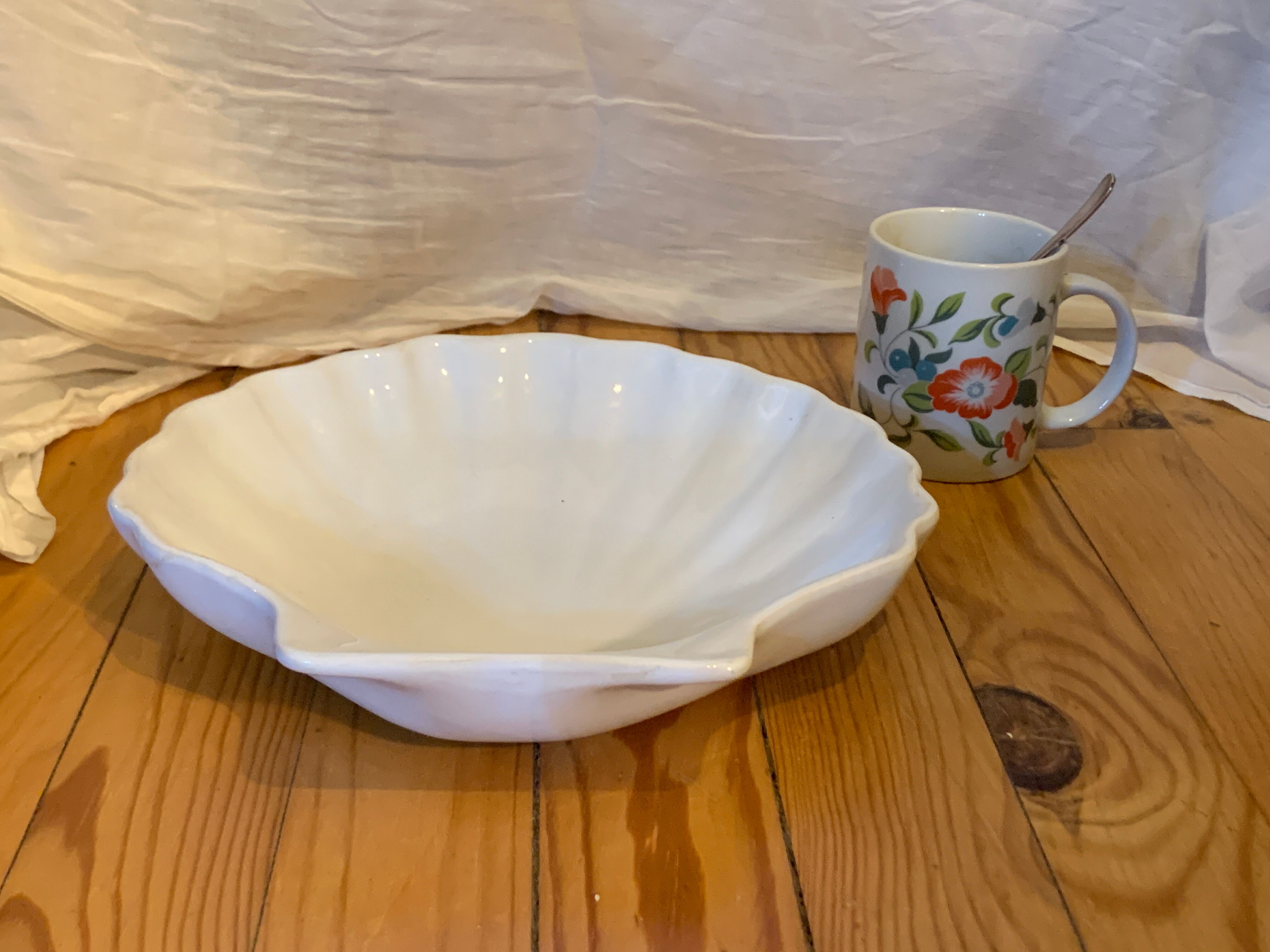 Shell-shaped ceramic dish