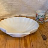 Shell-shaped ceramic dish