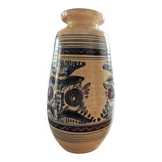 Earthen vase