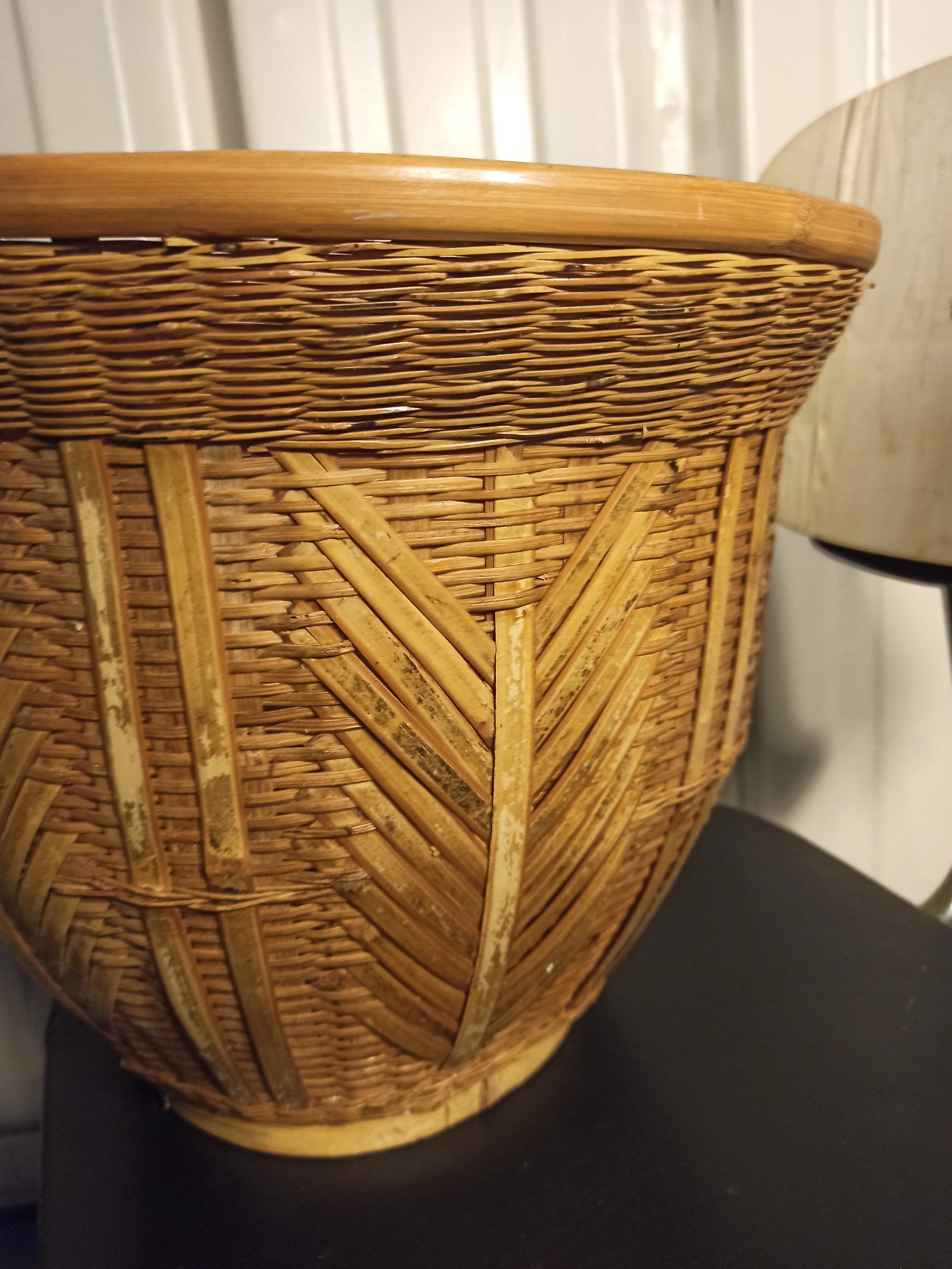 Wicker basket year 80 pot cache