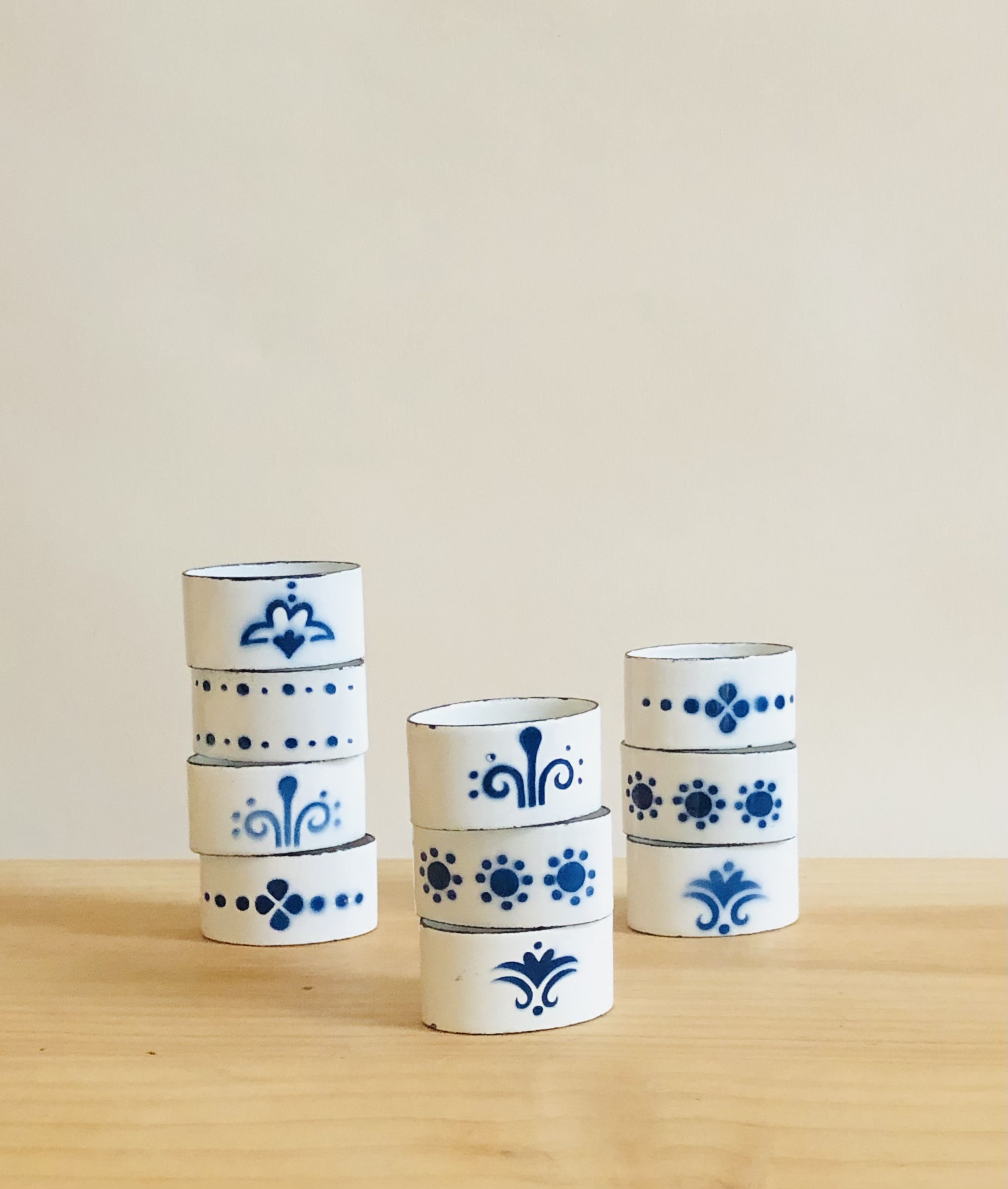 Set of 10 rounds of enamelled metal towel