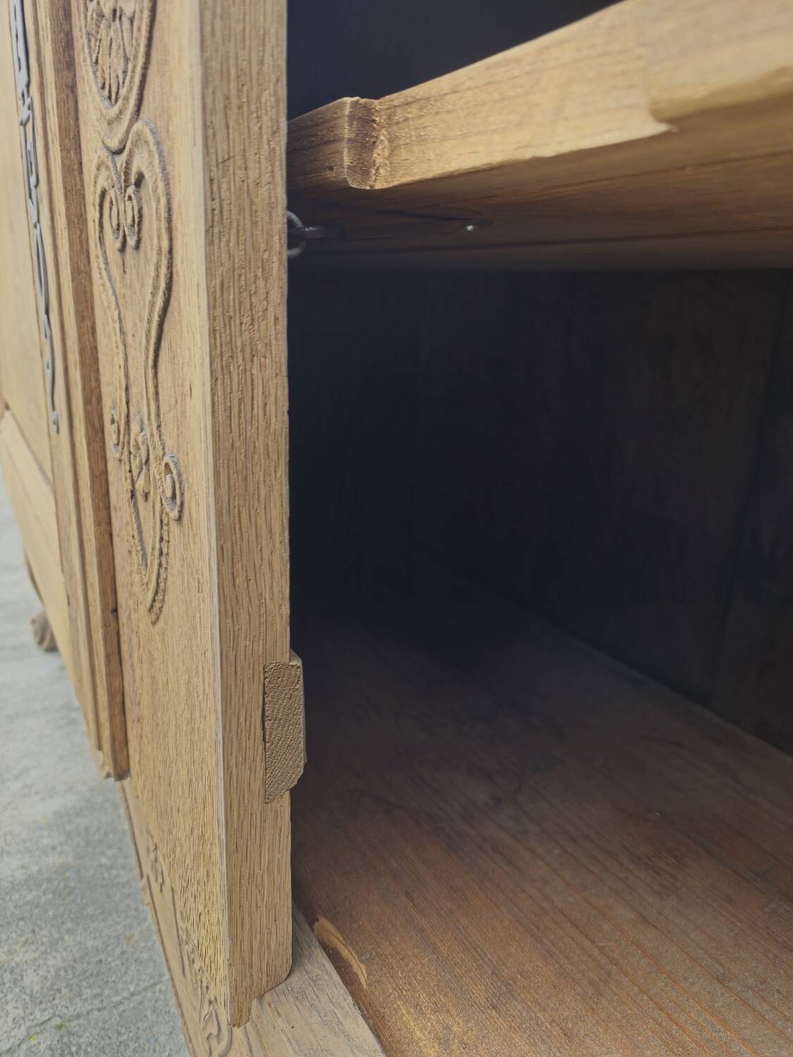 Louis XV period sideboard in solid oak Aerogommer