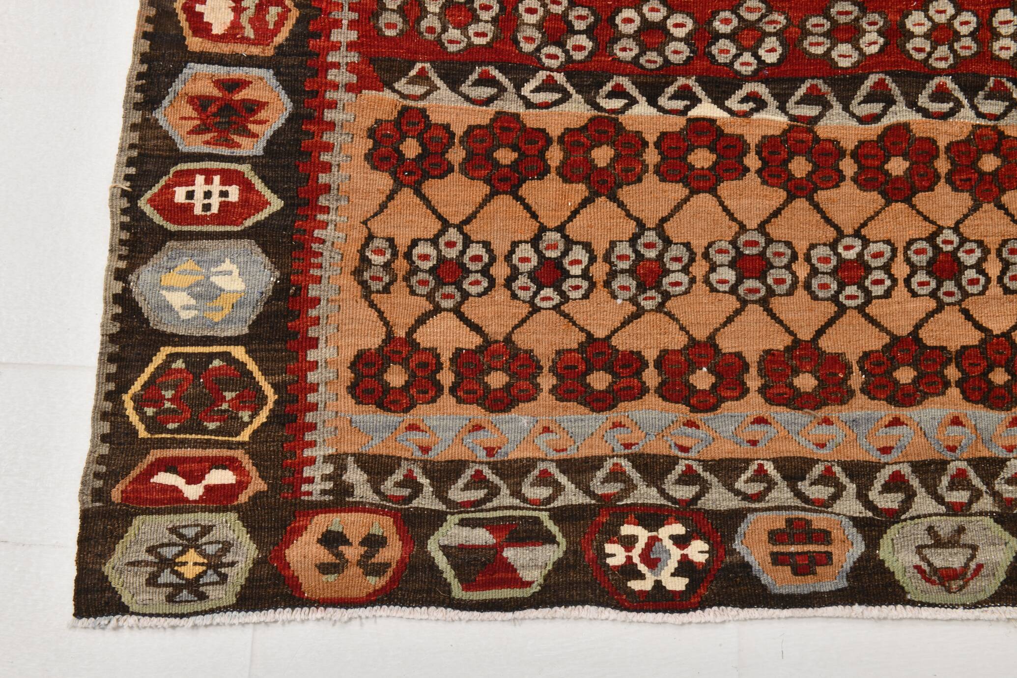 Kilim anatolien ancien tons rouges et beiges, motifs tribaux colorés