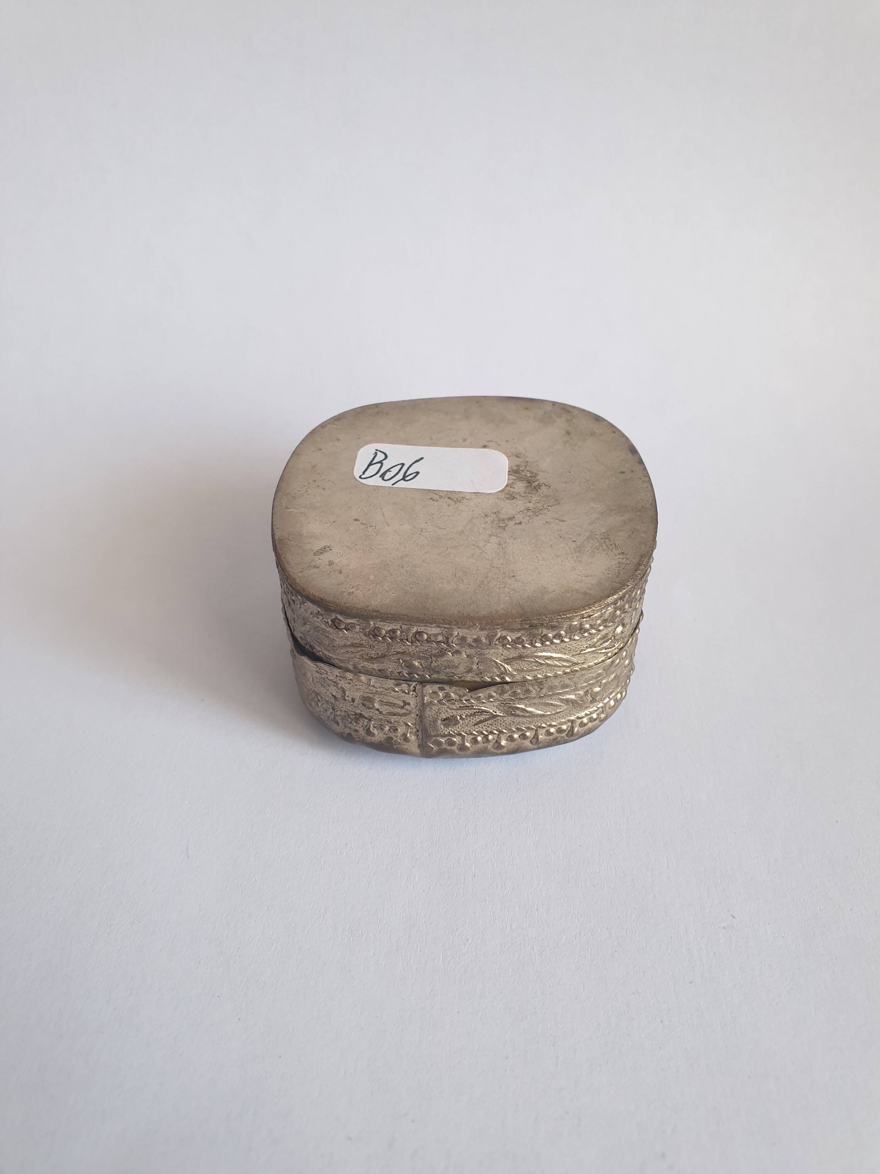 Old metal box and faience twentieth Asia China