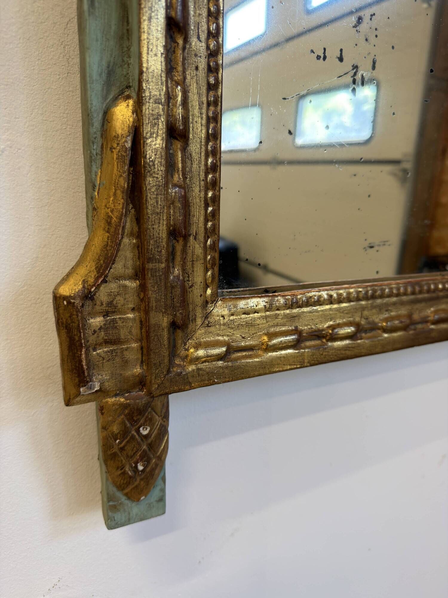 Louis XVI period mirror in carved and gilded wood – Late 18th century
