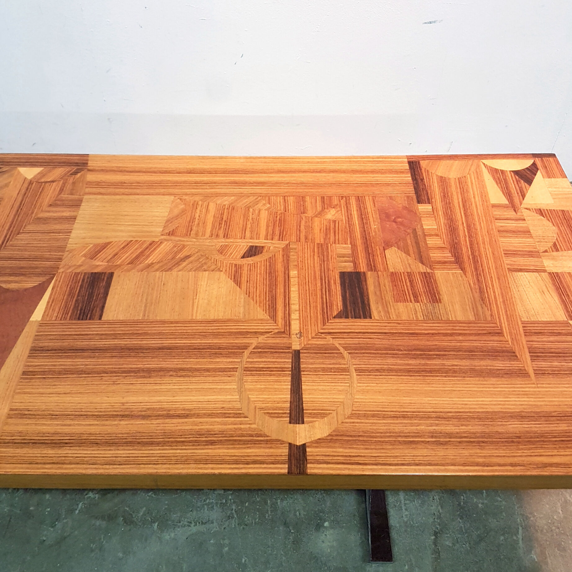 Table basse moderne du milieu du siècle sur la base chromée années 1960