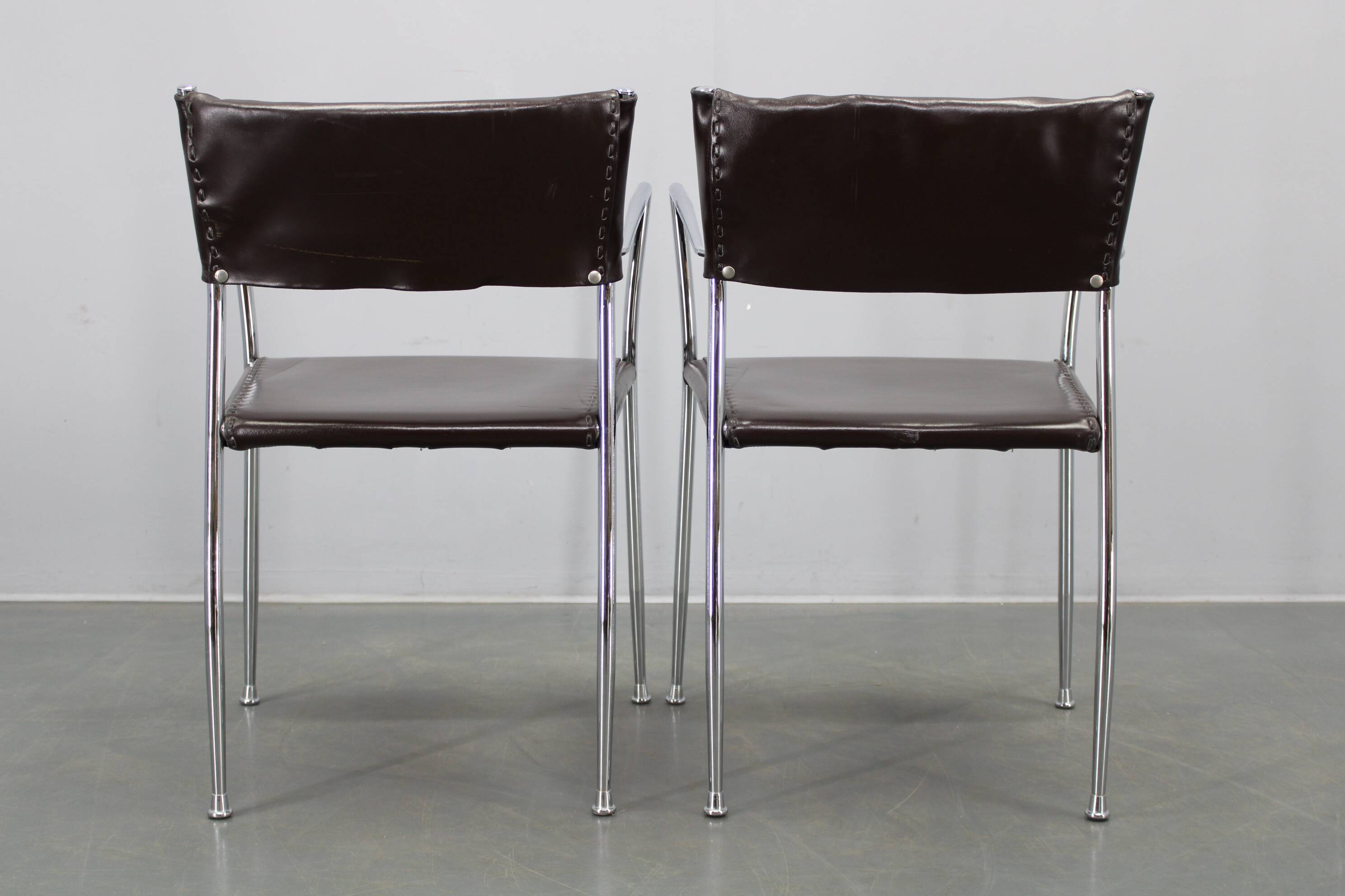 Ensemble de six fauteuils en cuir italien et chrome par Arper.