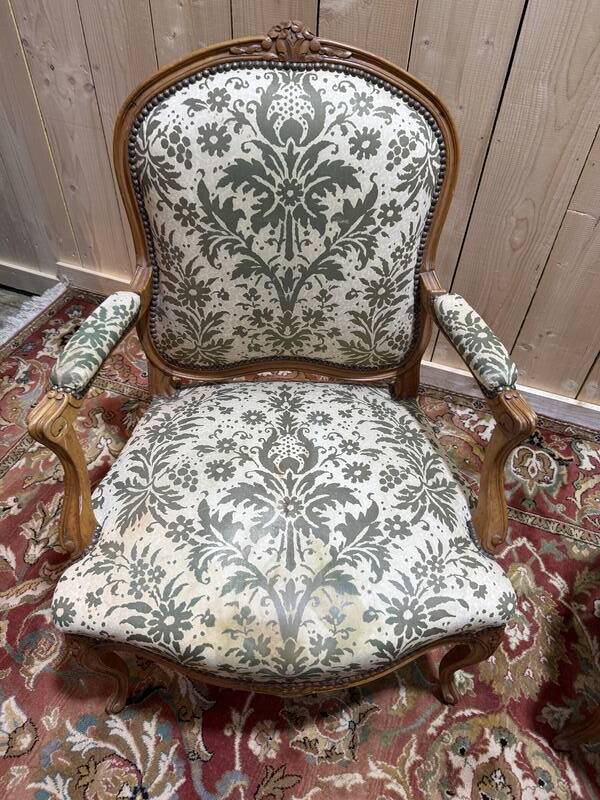 Paire de larges fauteuils de style Louis XV