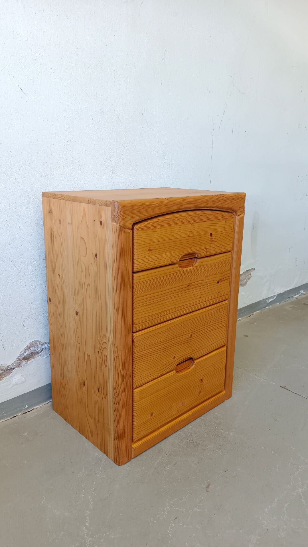 Pine chest of drawers