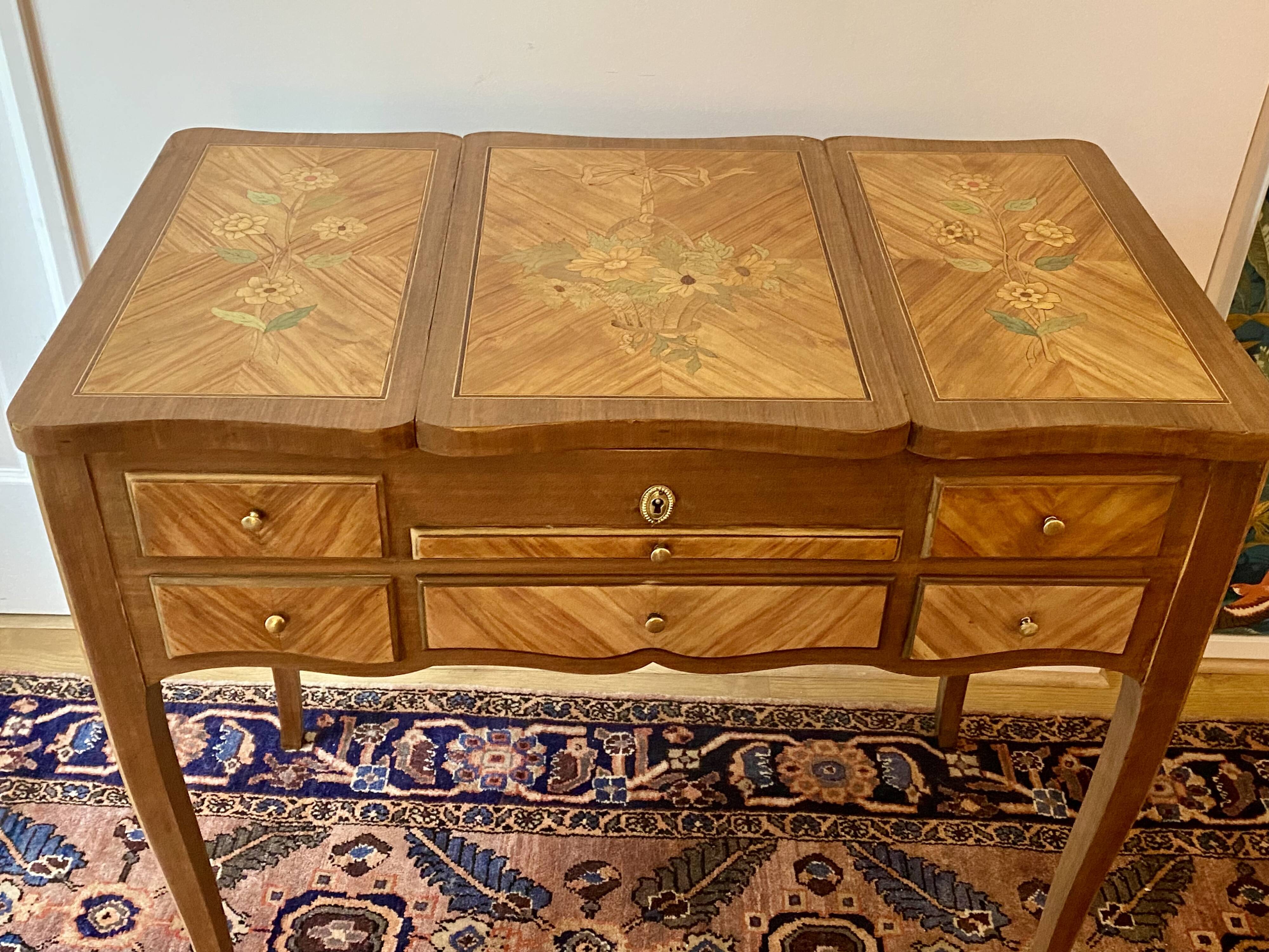 Coiffeuse en marqueterie de fleurs style Louis XV