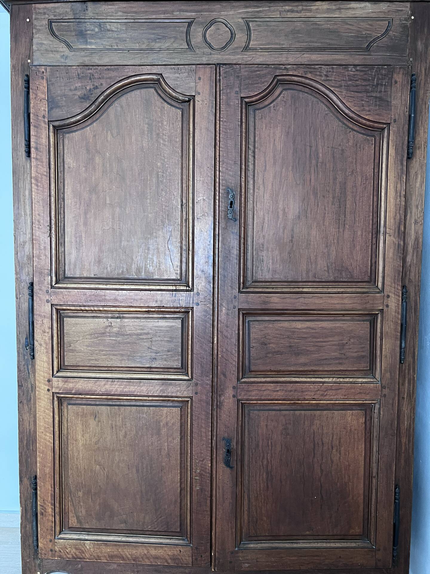 Antique Louis XIV wardrobe in solid cherry – Late 18th century – At