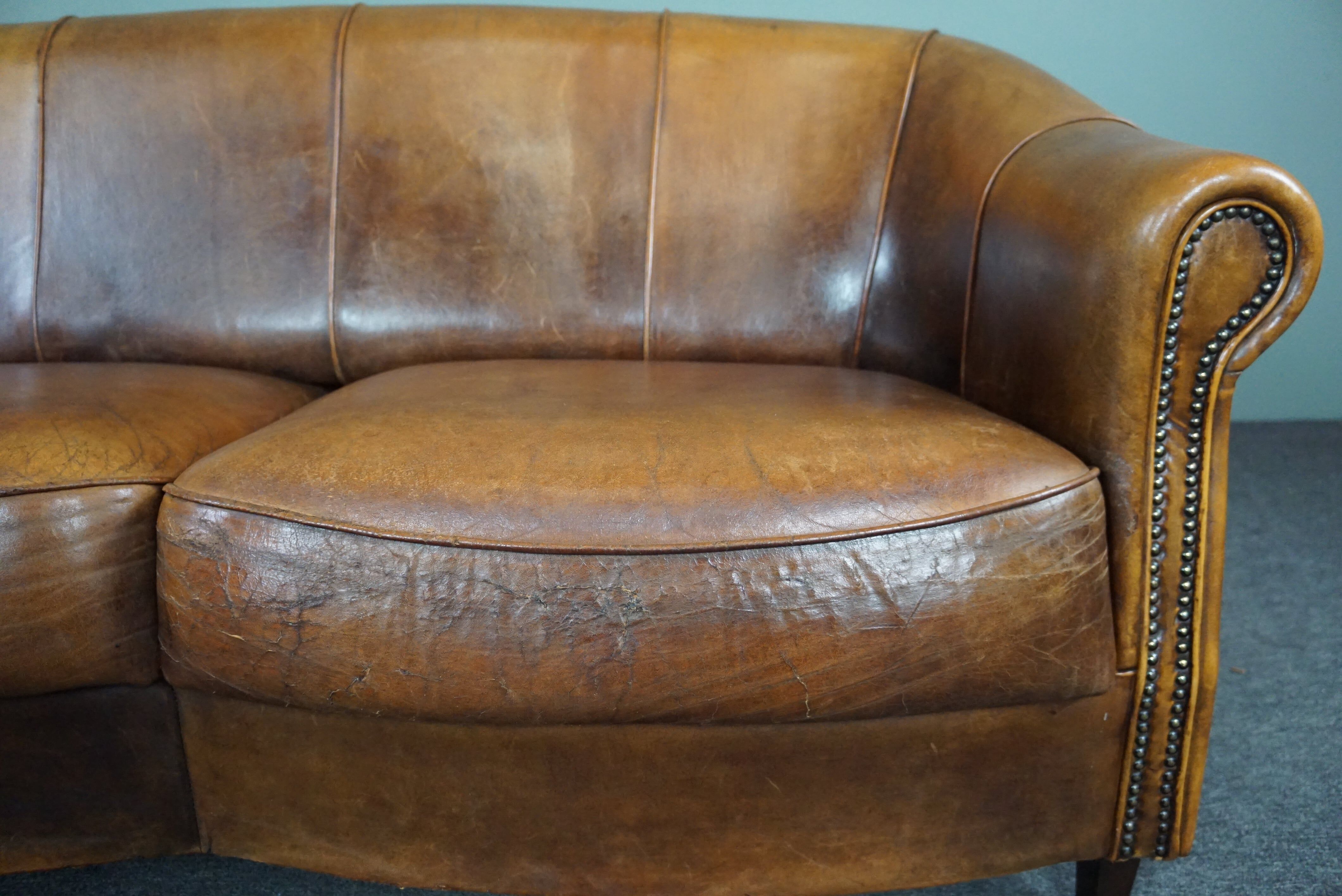 Comfortabele en stoere schapenleren 2 zits bank