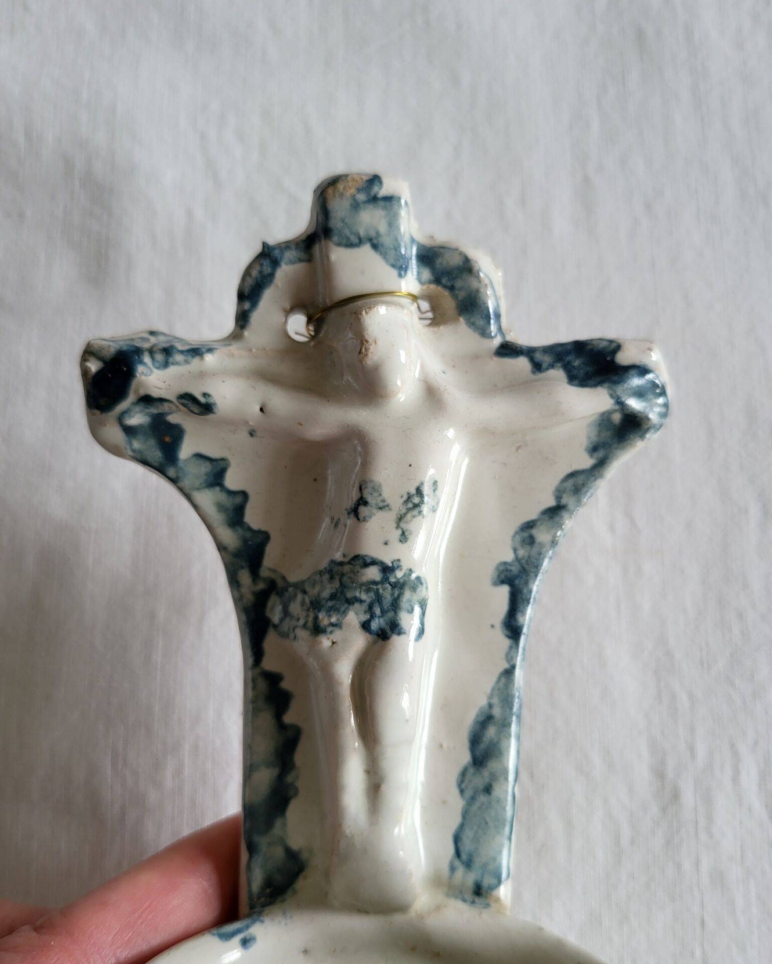 Ancien Bénitier en Faïence bleue et blanche Christ Croix