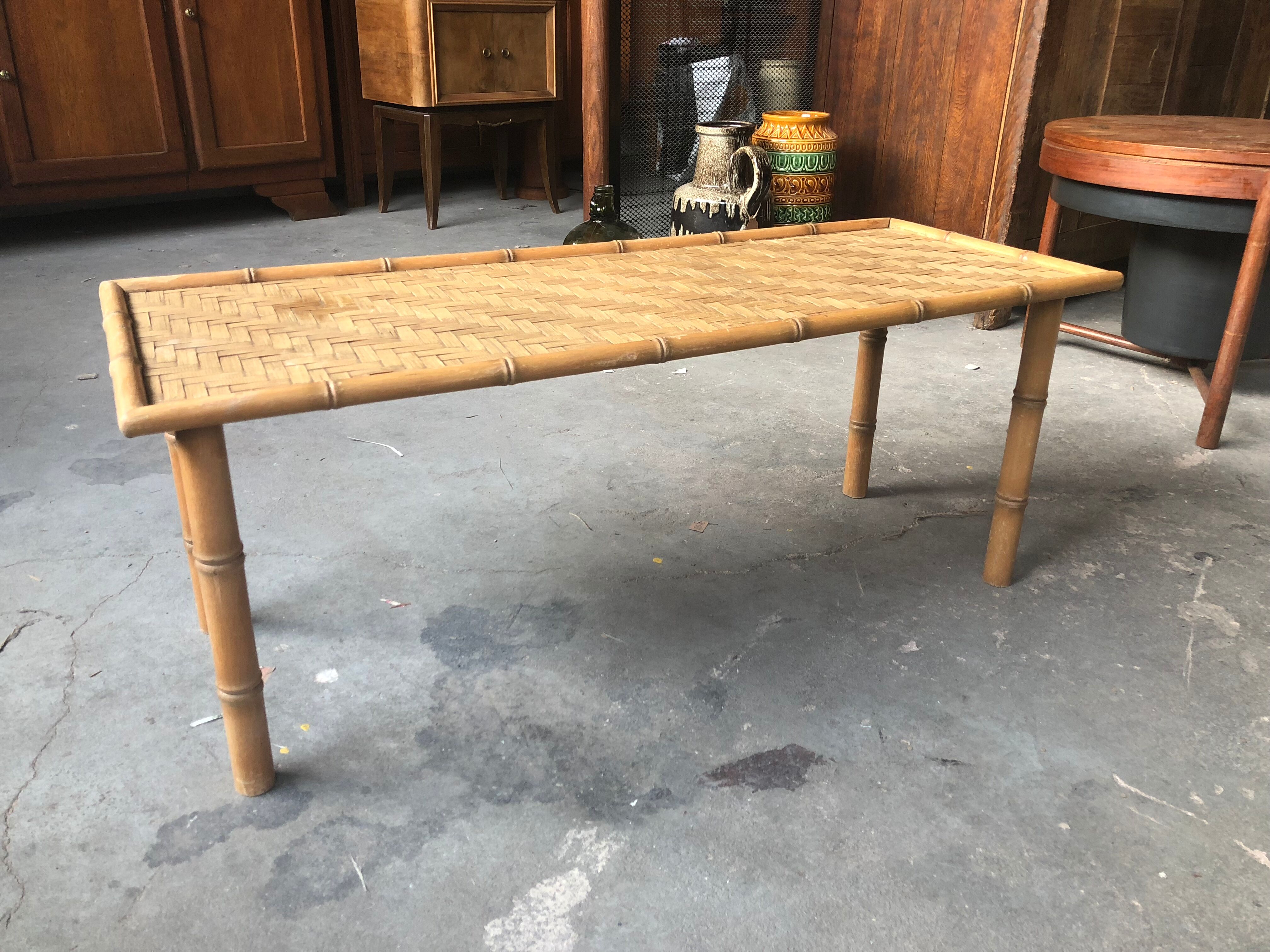Table basse en rotin vintage