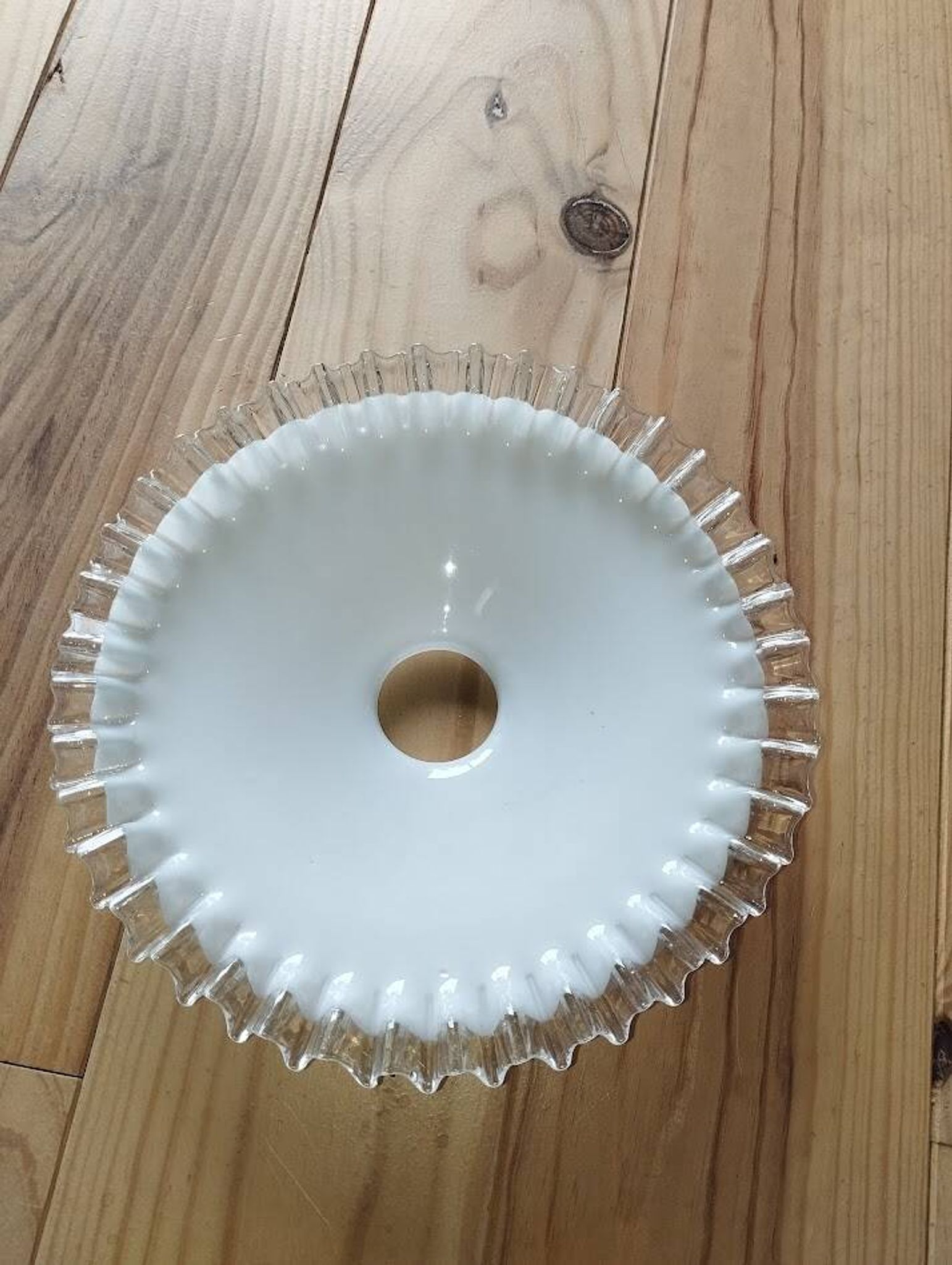 Abat-jour vintage en opaline dentelée