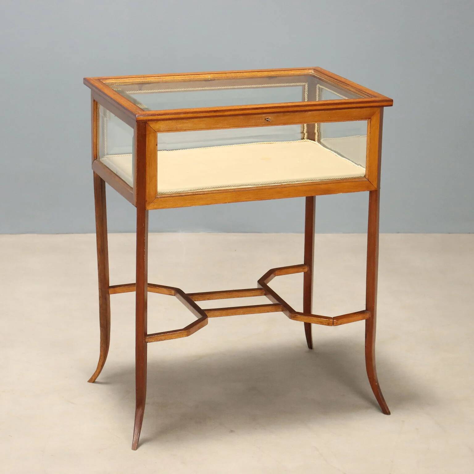 Showcase table in mahogany with bevelled glass.