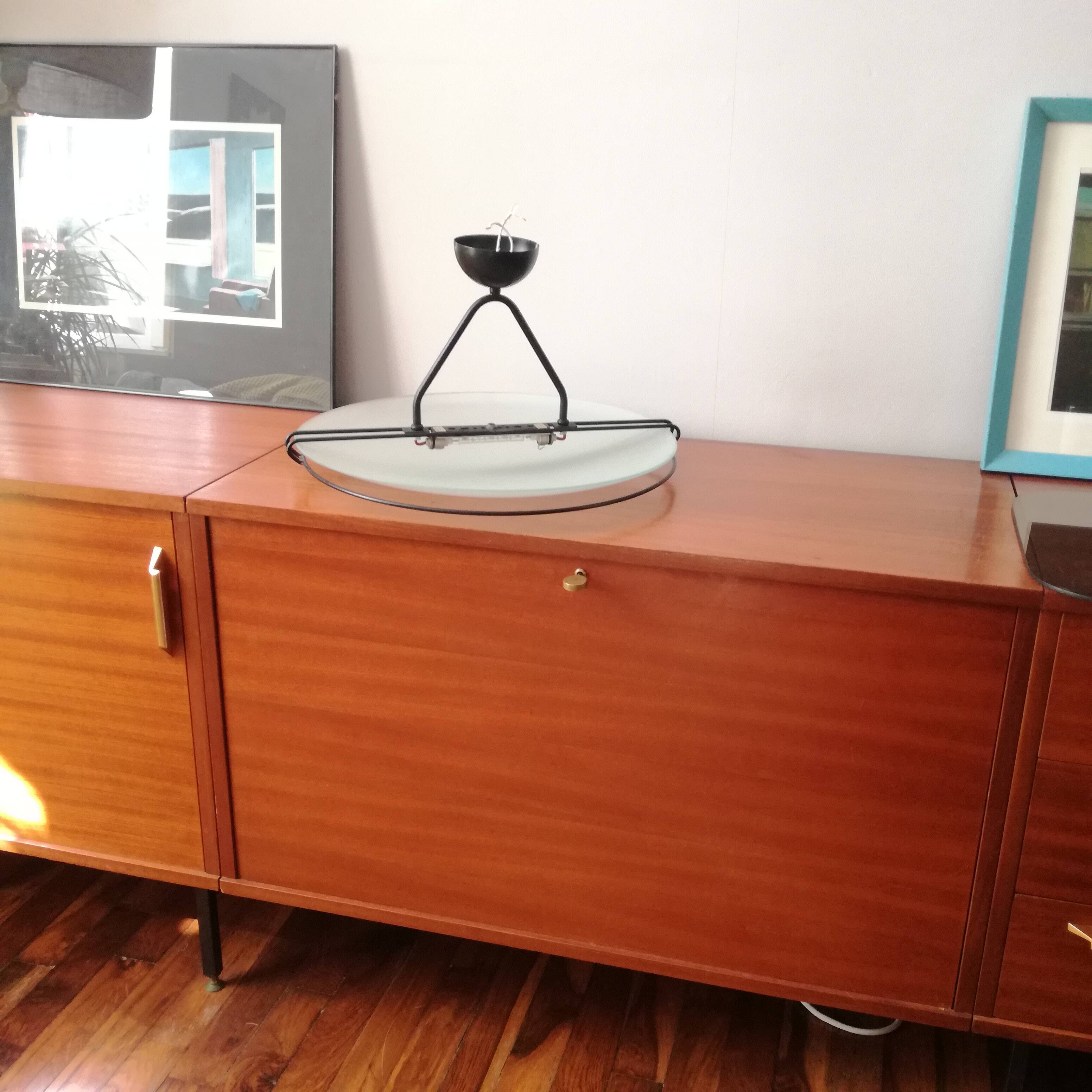 Glass saucer suspension on wire structure