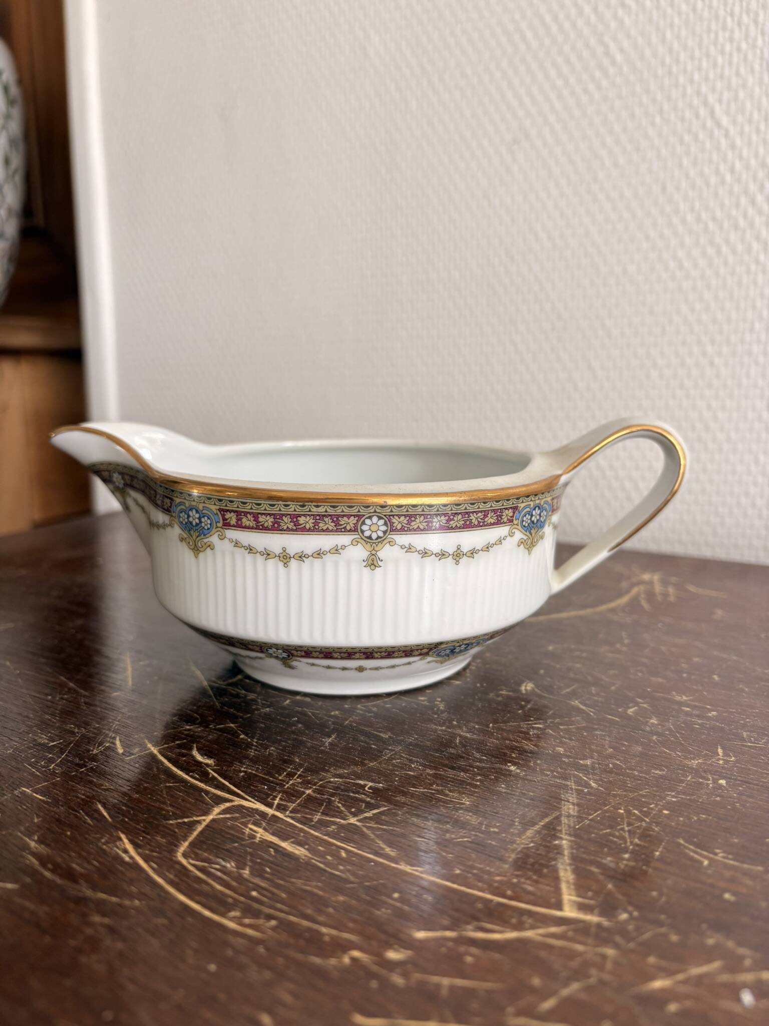 Saucière en porcelaine de Limoges Harreau à bord godronné style néo-classique Louis XVI