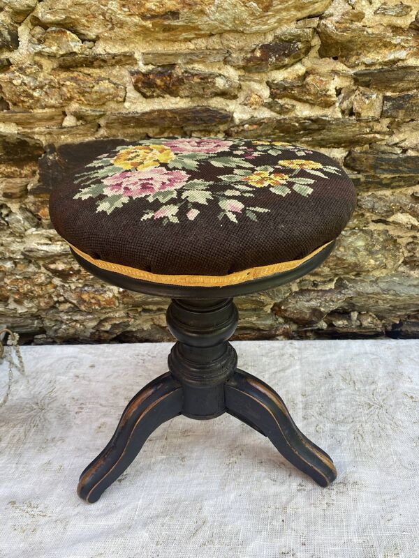 Ancien tabouret de piano réglable ,  Bois noirci , vis métal, assise brodée