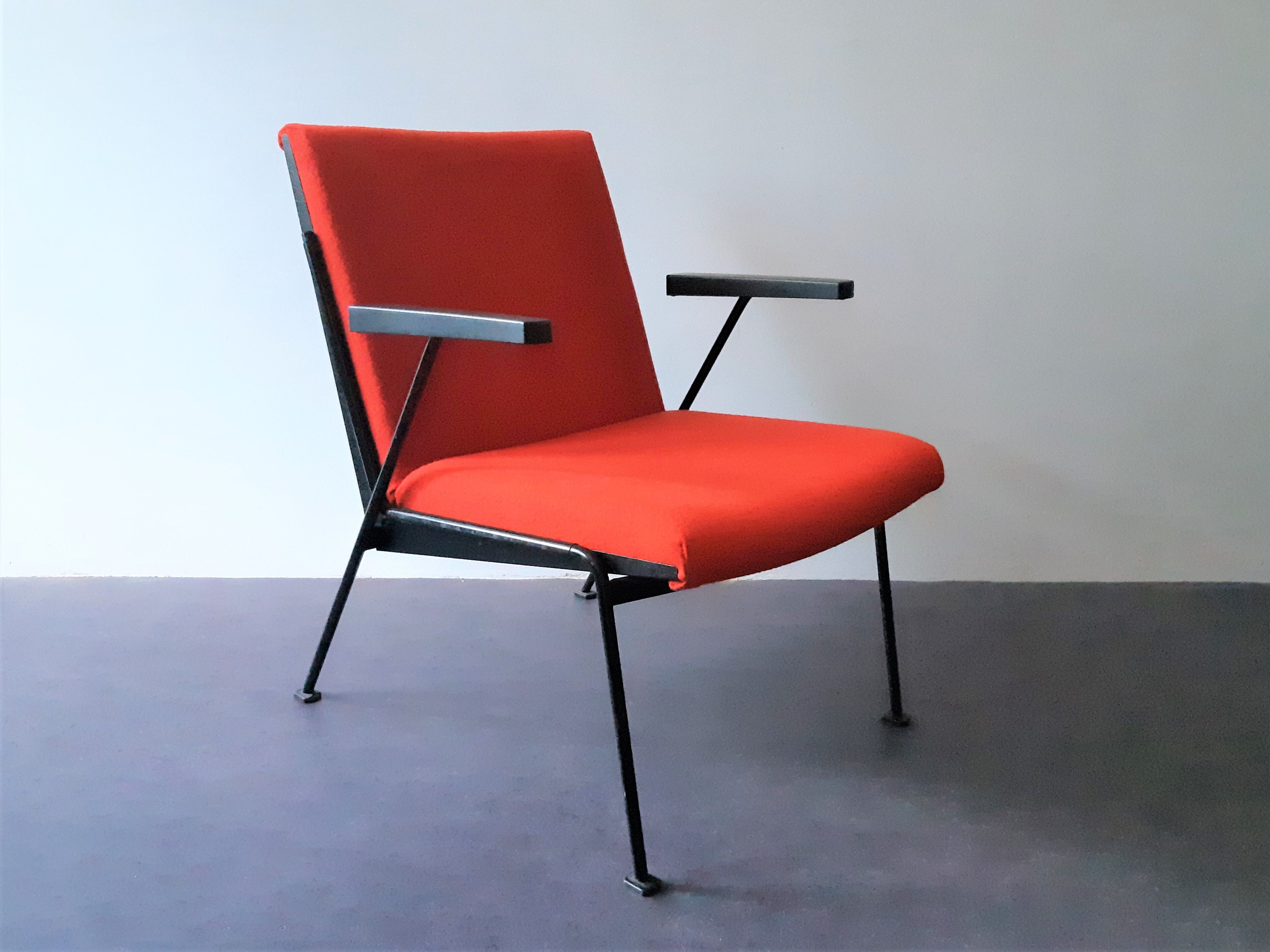 Red 'Oase' lounge chair with armrests by Wim Rietveld for Ahrend de Cirkel, 3 available