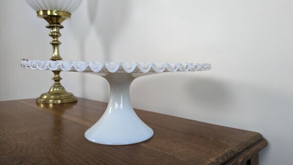 Ancien présentoir en verre opale blanc dentelé