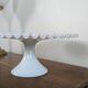 Ancien présentoir en verre opale blanc dentelé