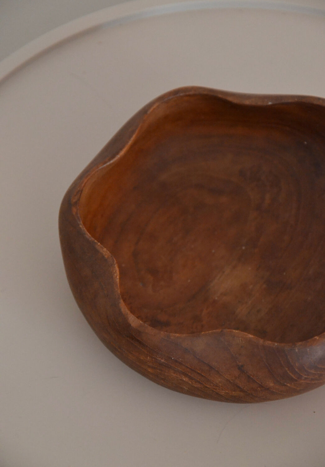 Wooden pocket tray with wavy edges