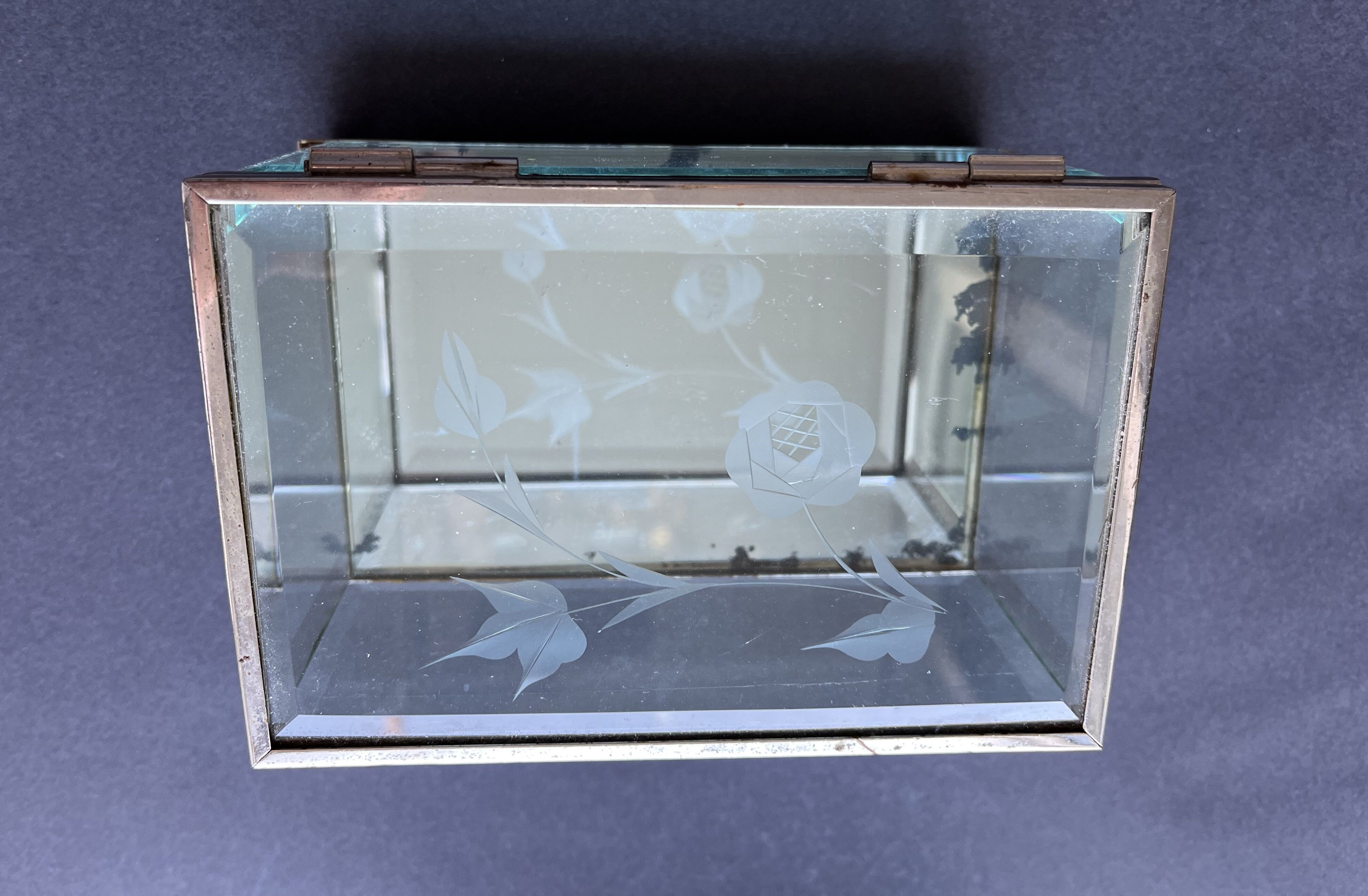 Glass jewelry box