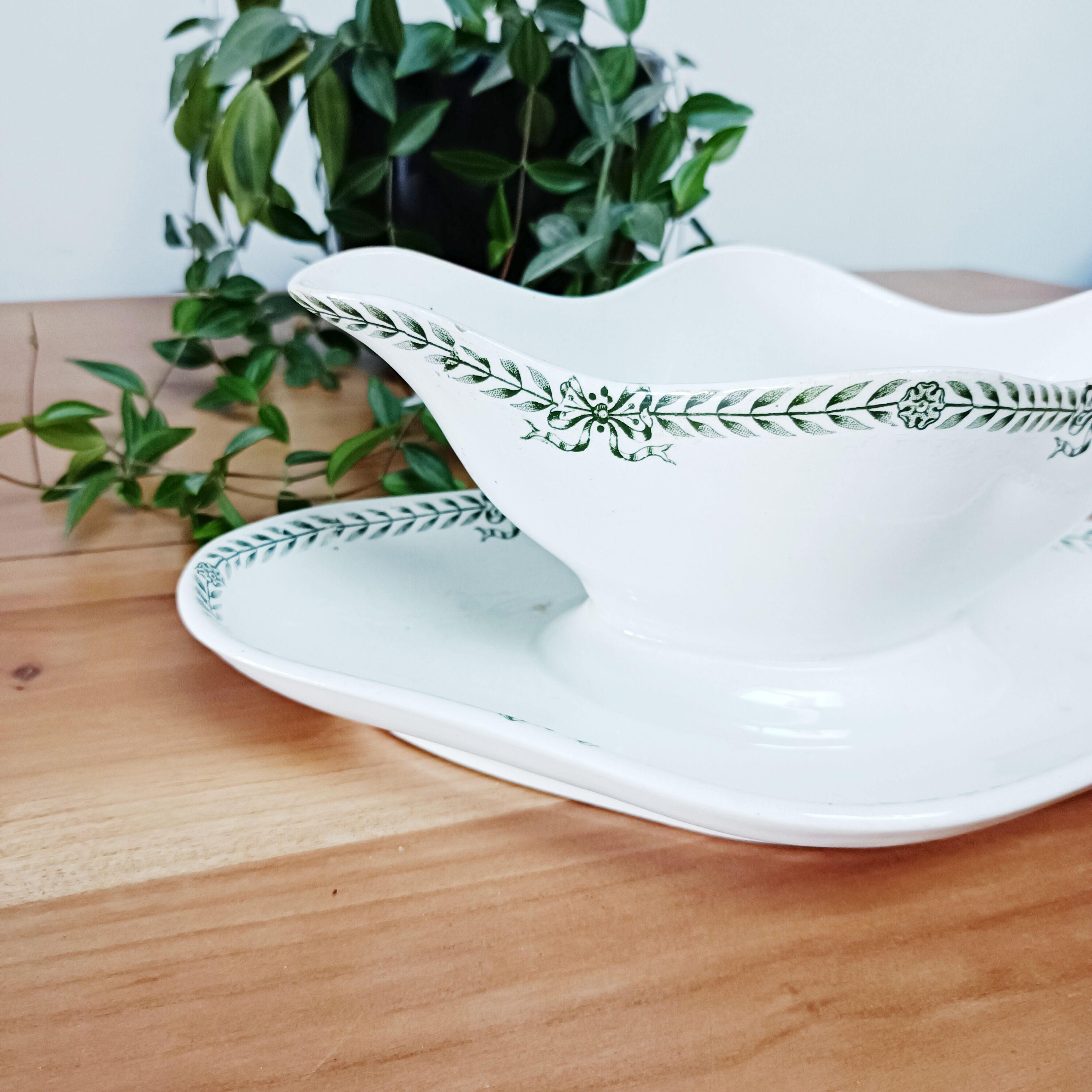 Iron earth sauce boat Amandinoise Victoire Company