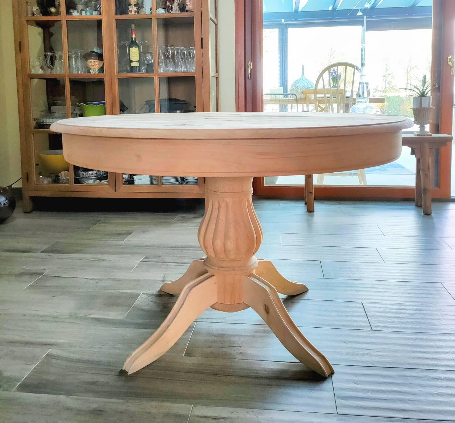 Round table with central leg