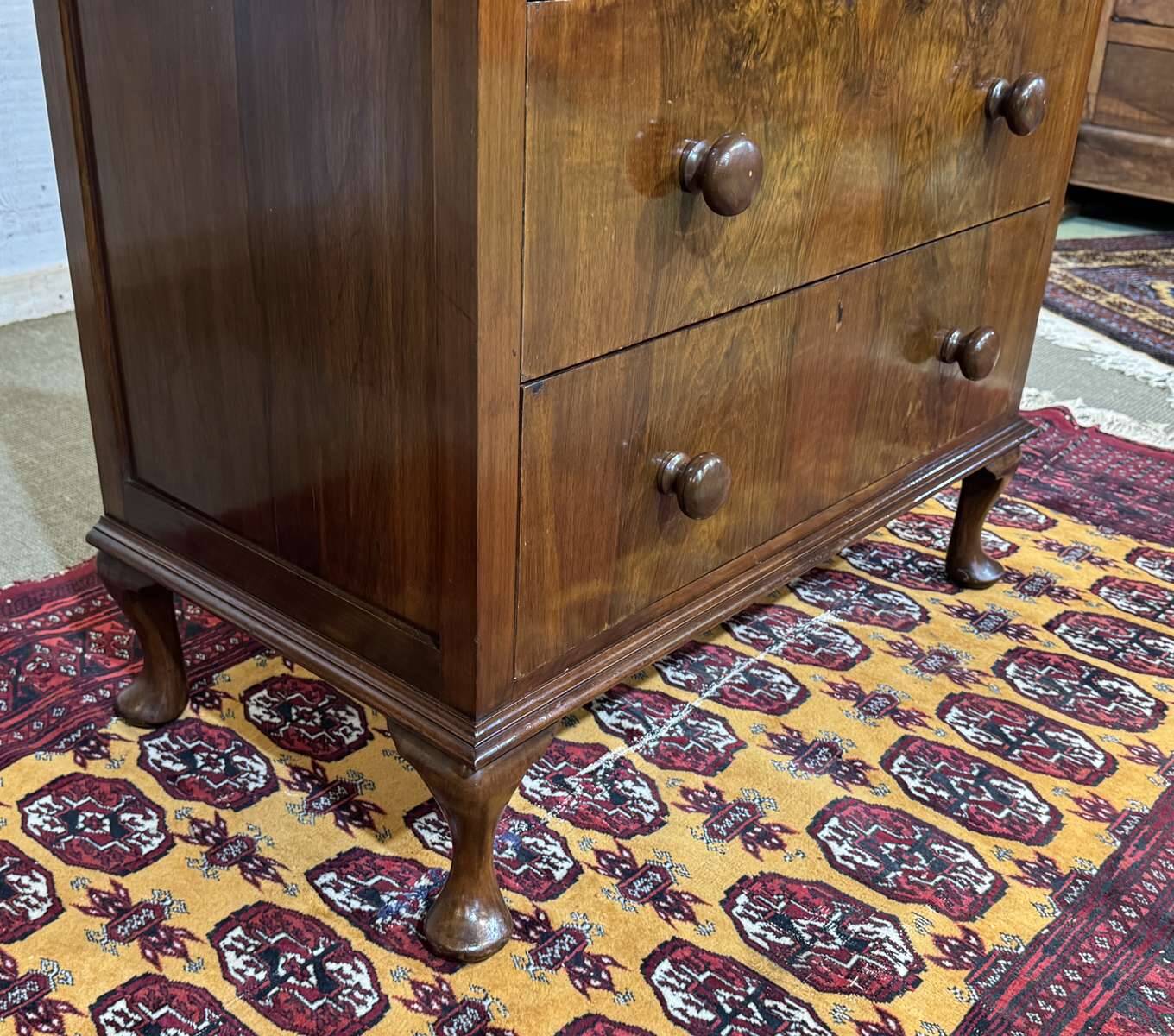 Commode anglaise en loupe de noyer et chêne, années 1930