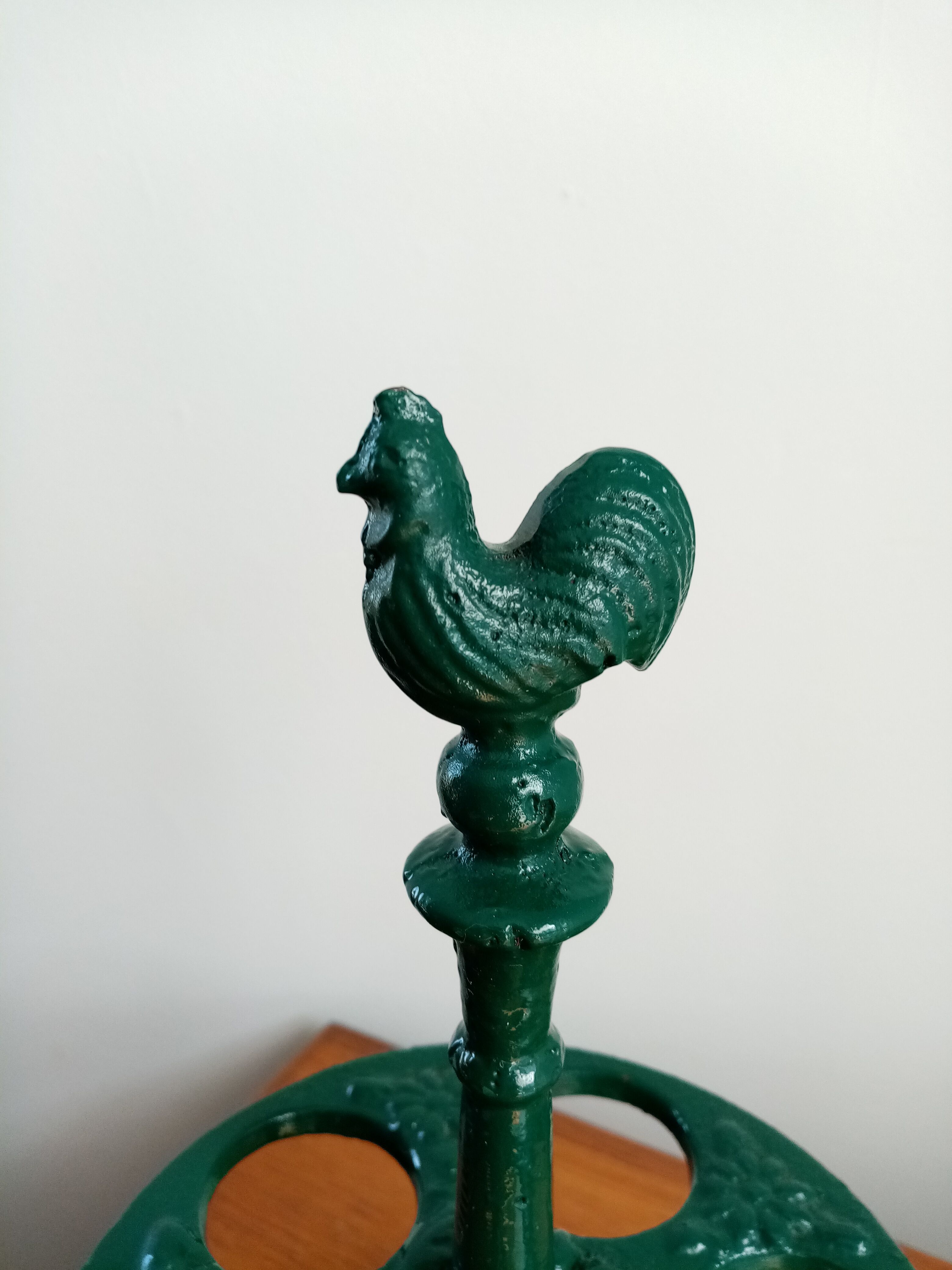 Cast-iron egg holder