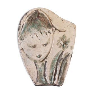 Wall plate in enamelled sandstone face