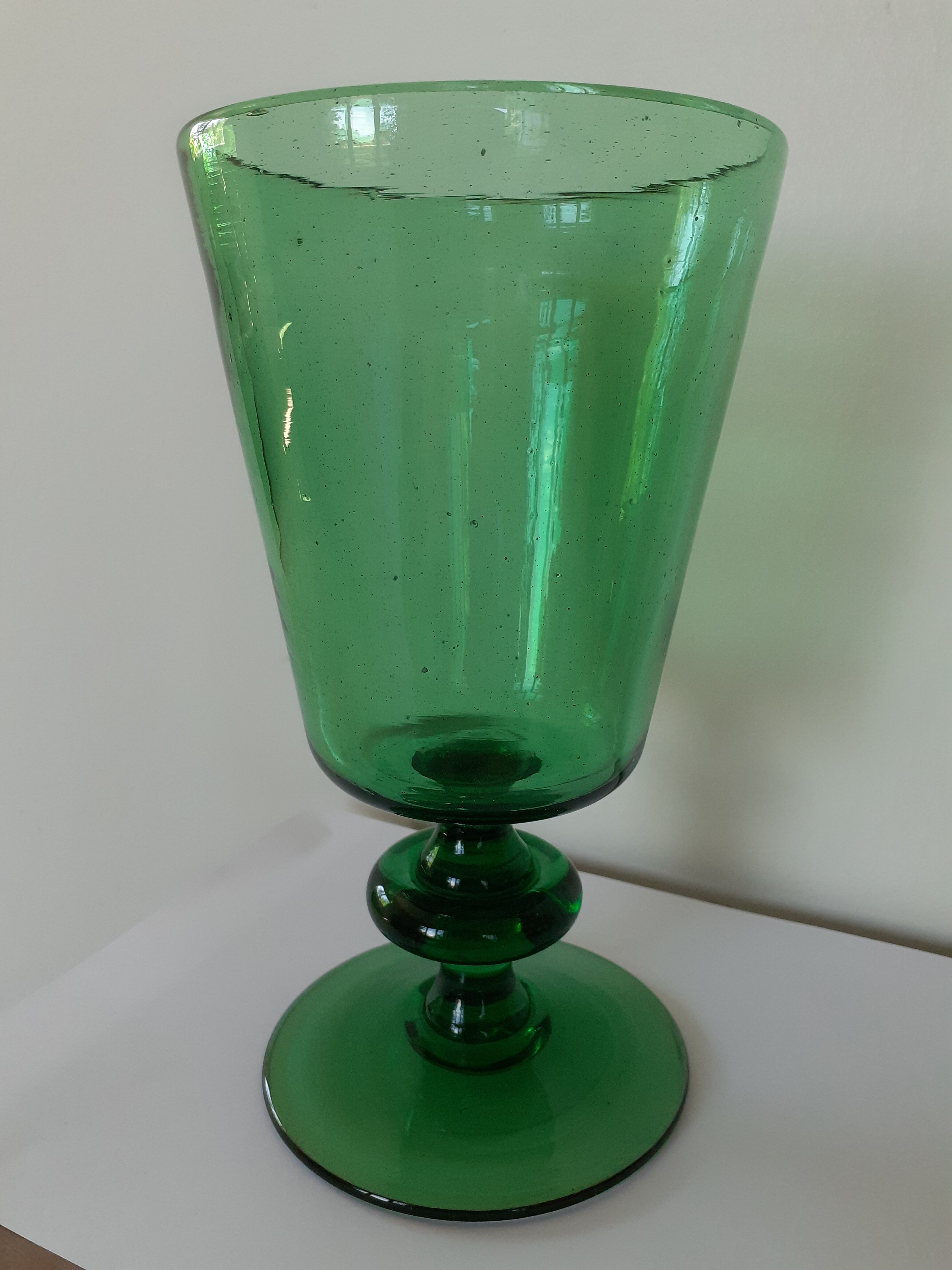 Puffed glass standing vase