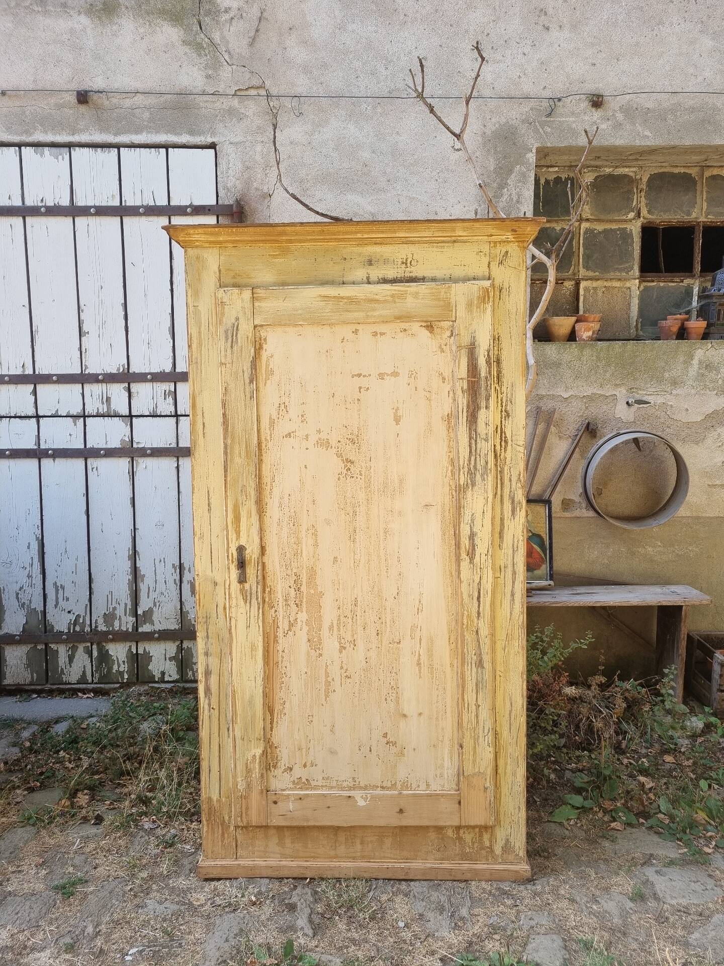 Wooden bonnetière