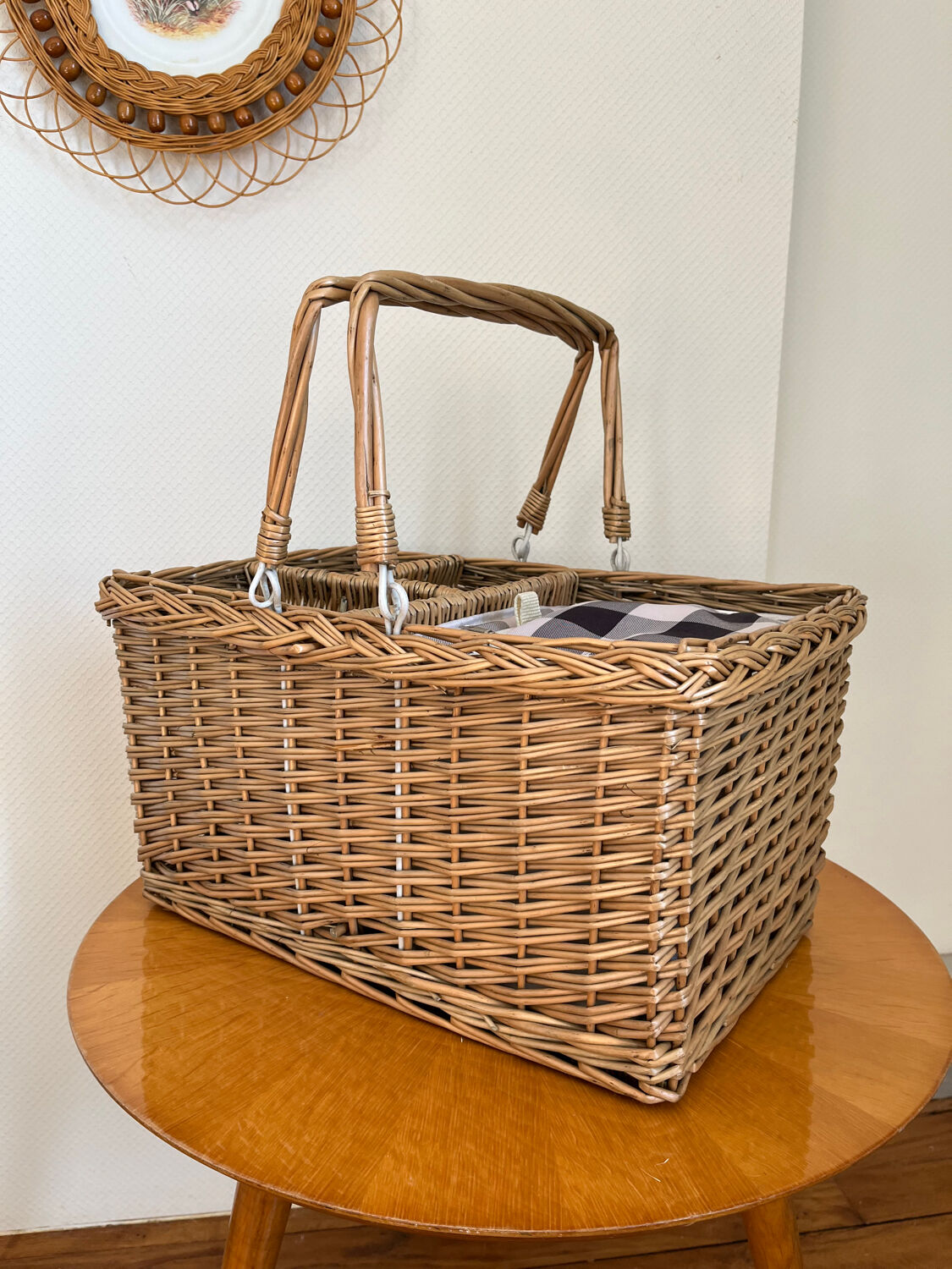 Picnic basket bottle locker