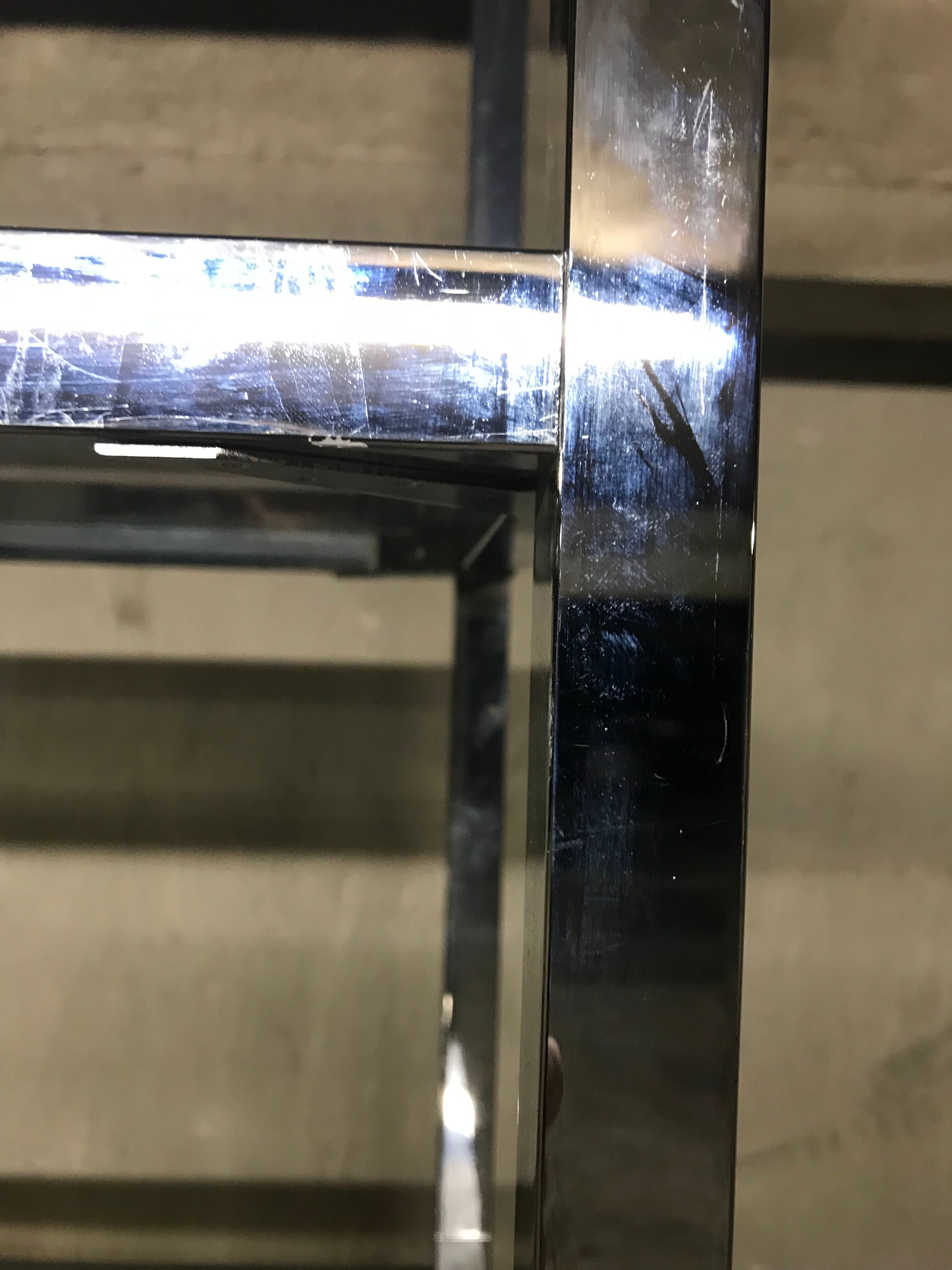 Design in metal chrome and smoked glass shelf