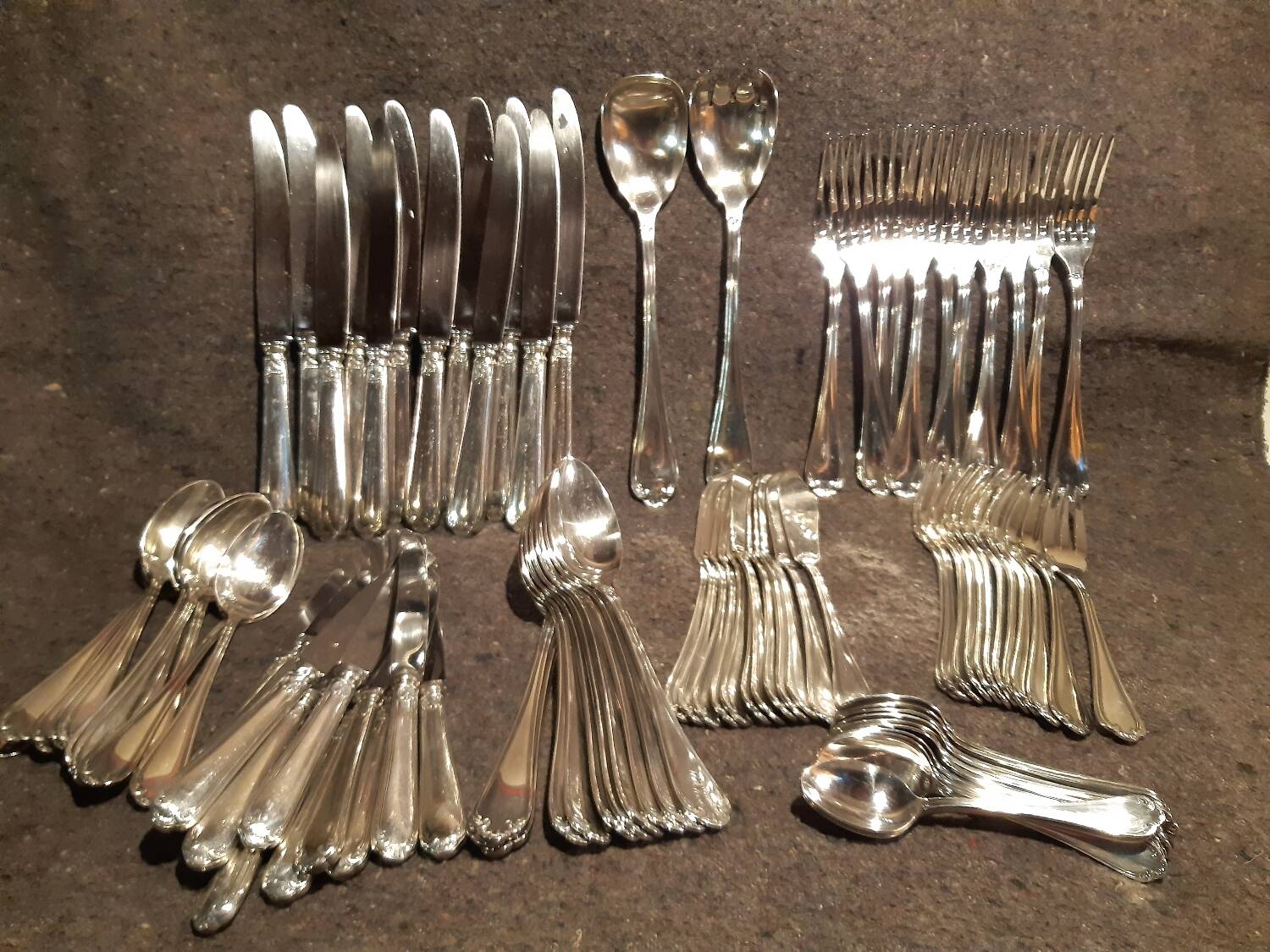 98-piece silver metal cutlery set