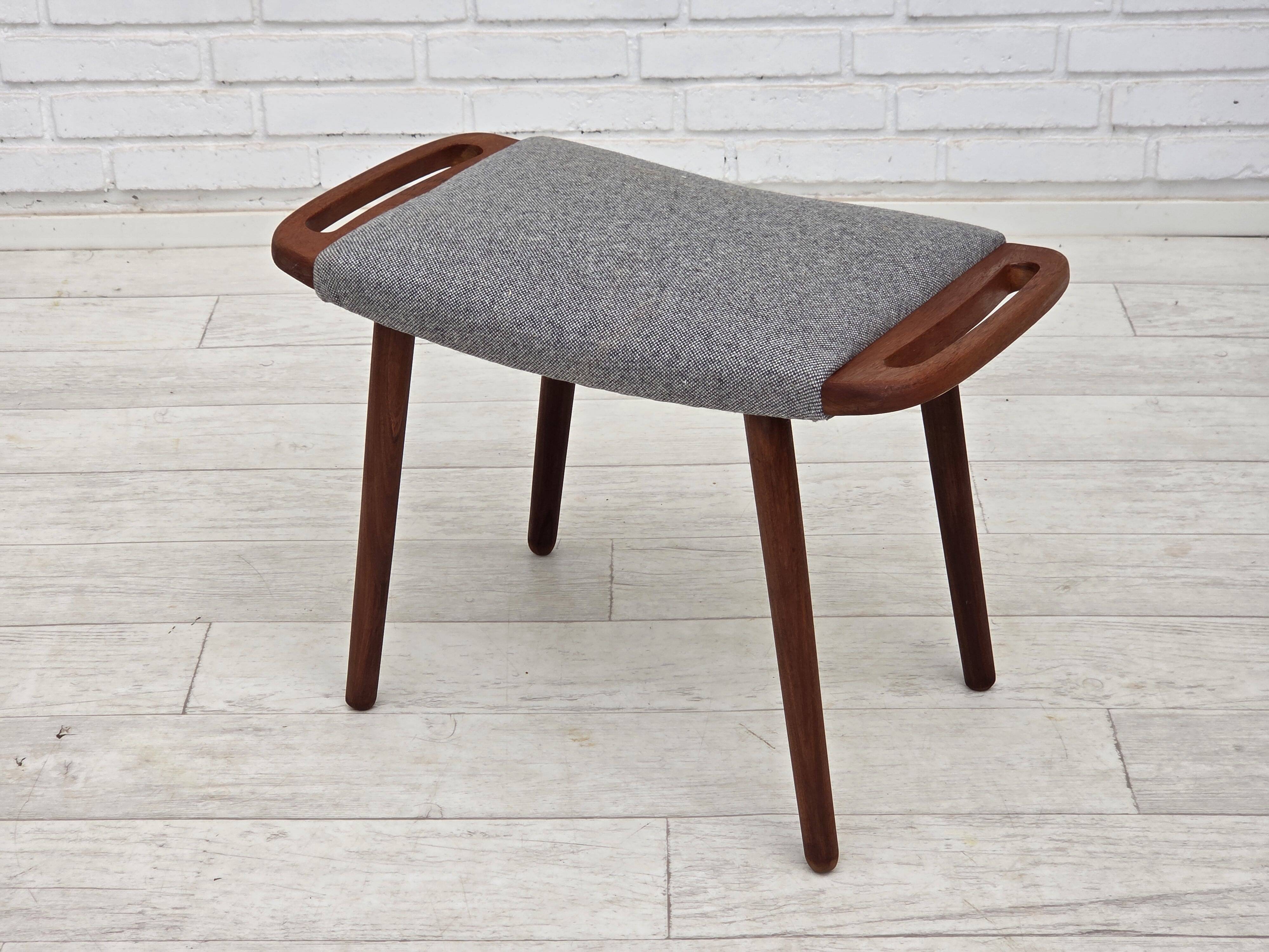 Fauteuil danois à dossier haut avec tabouret, années 1970, laine, bois de teck.
