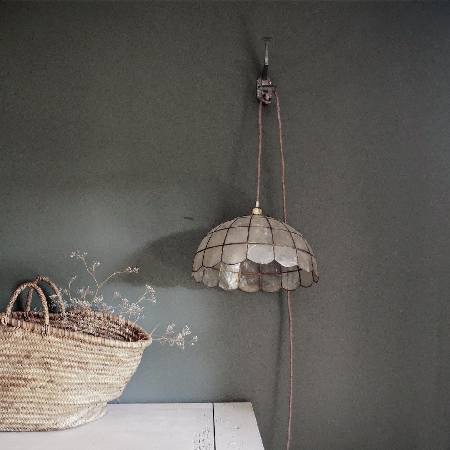 Mother-of-pearl suspension