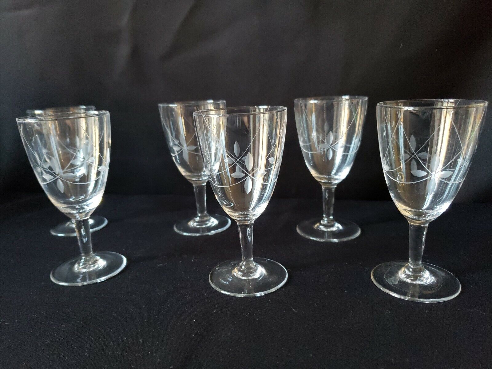 Set of 6 old crystal glasses cut for port or blanc wine