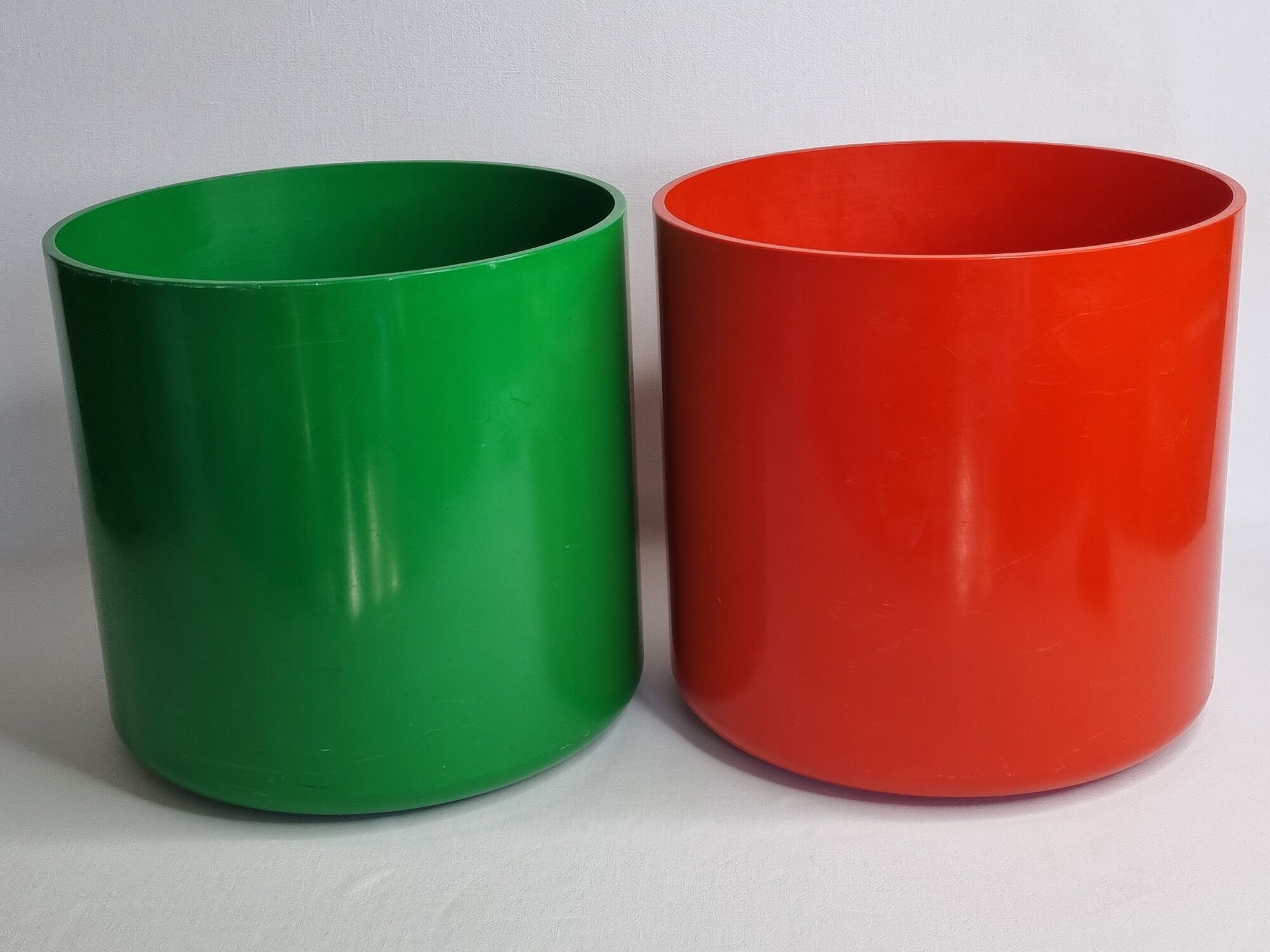 Pair of vintage paper baskets "Crayonne" in ABS, orange and green